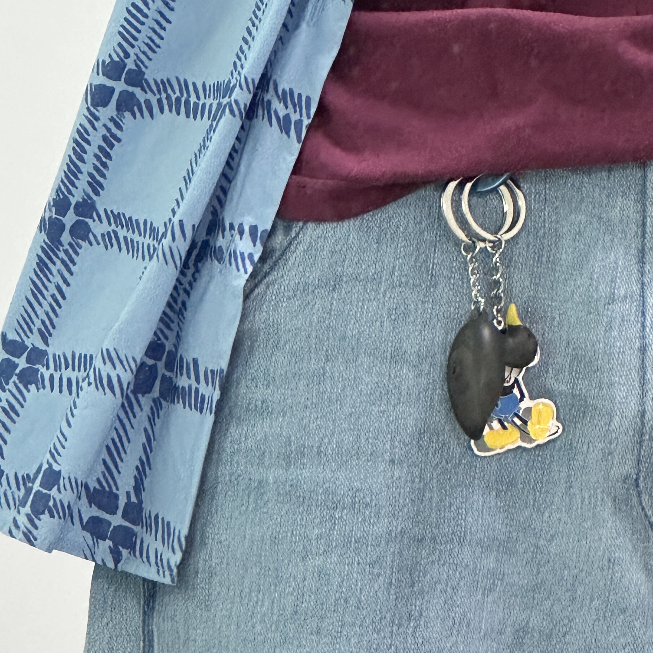 Uniqlo x Marni Oversized Print Shirt Blue, Thisisneverthat x Disney Mickey Key Chain Silver 착용 스타일
