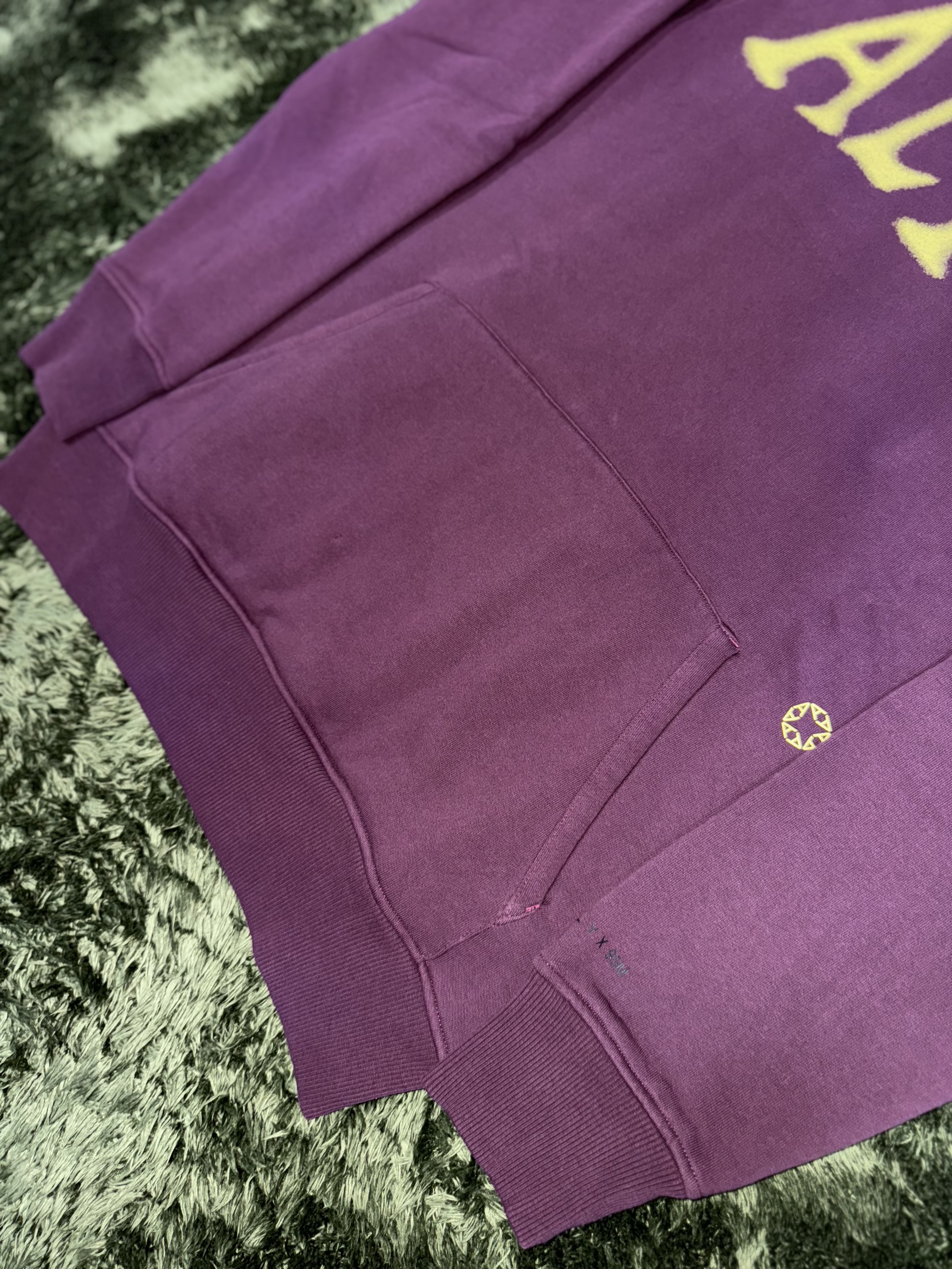 1017 Alyx 9SM Graphic Printed Hoodie Wine 착용 스타일 - 3