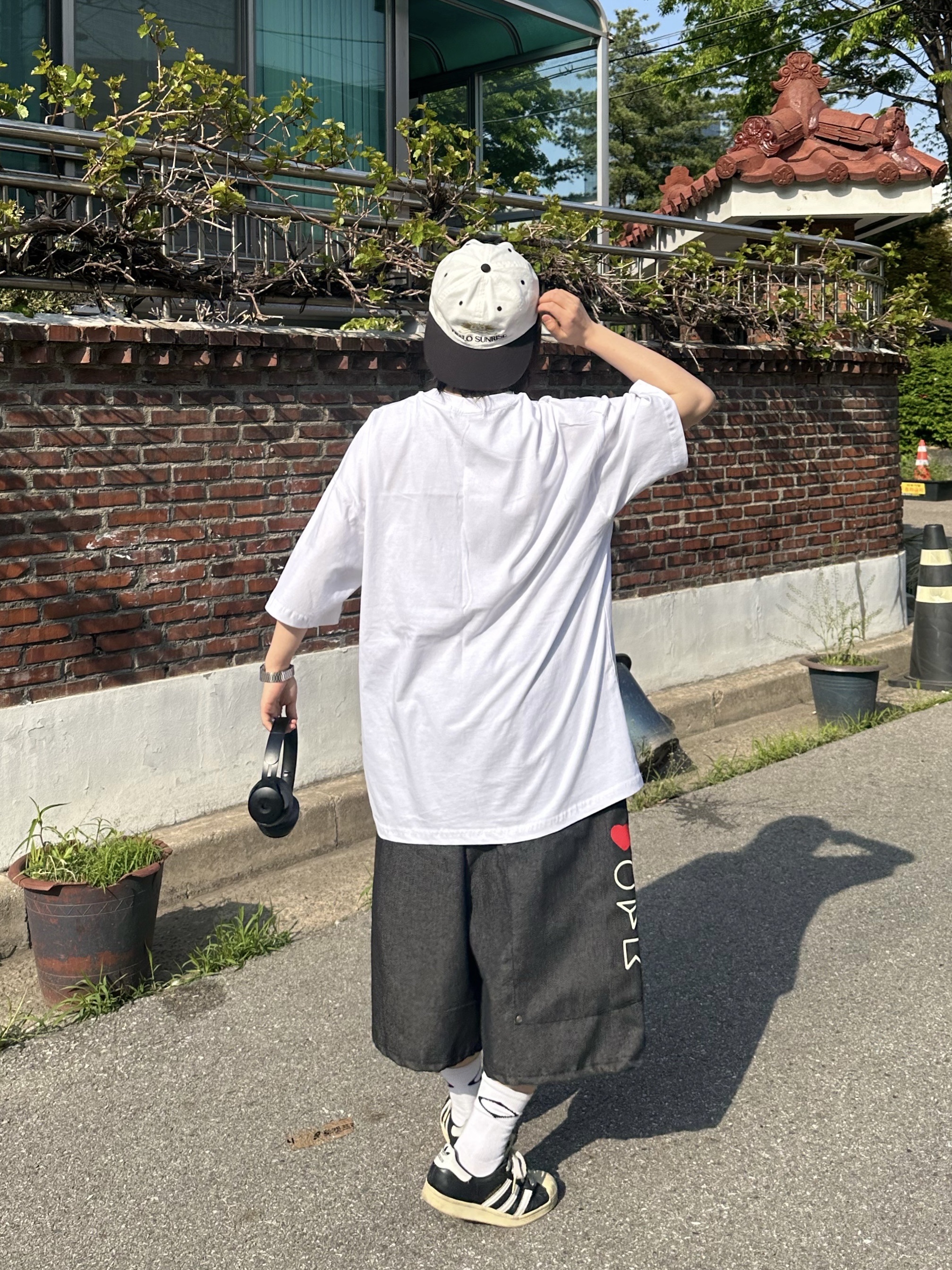 Hello Sunrise  Two Tone Washed OG Logo 6panel Cap Off White & Black, Adidas Superstar Premium Black White 착용 스타일 - 1