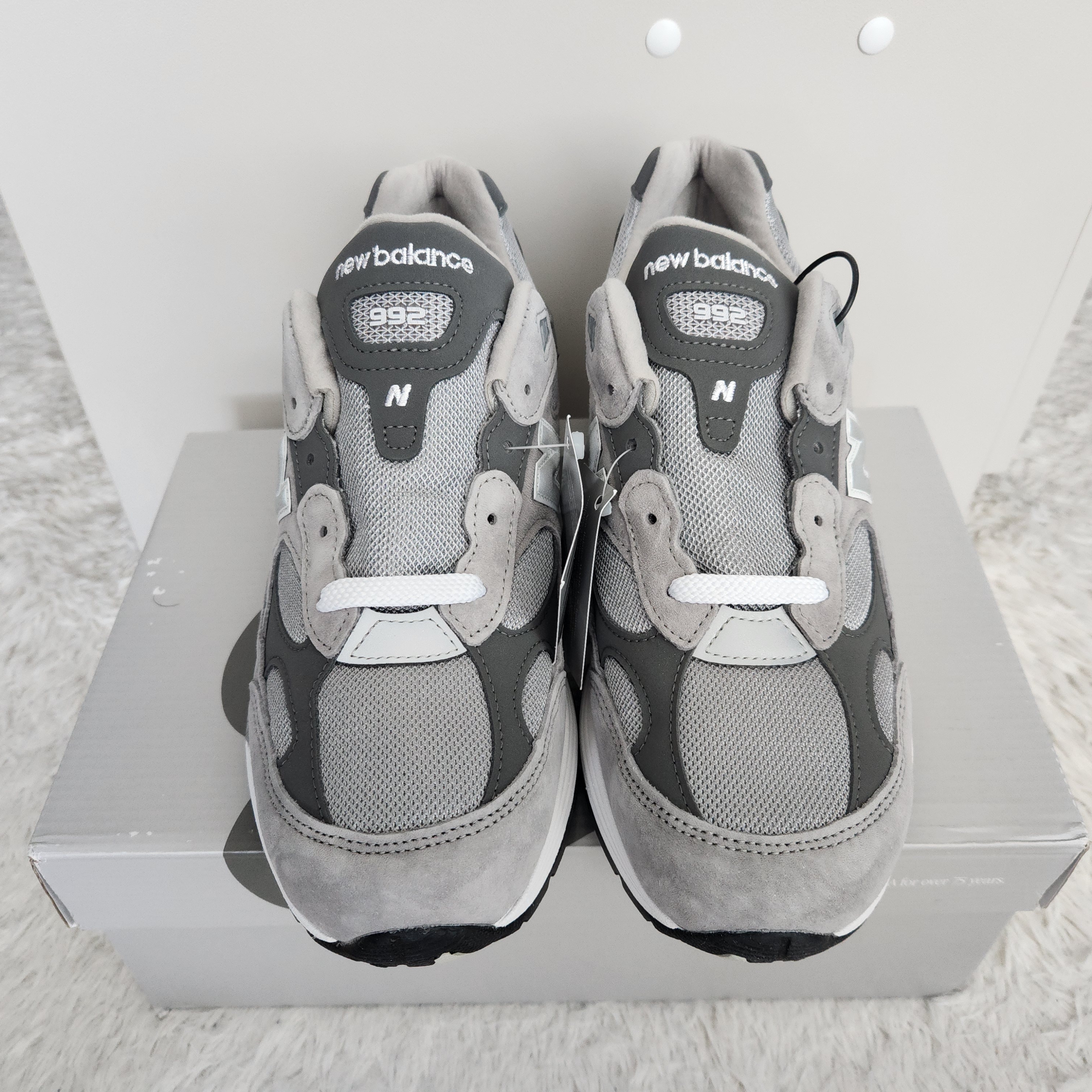 New Balance 992 Made in USA Core Grey Silver Metallic 착용 스타일