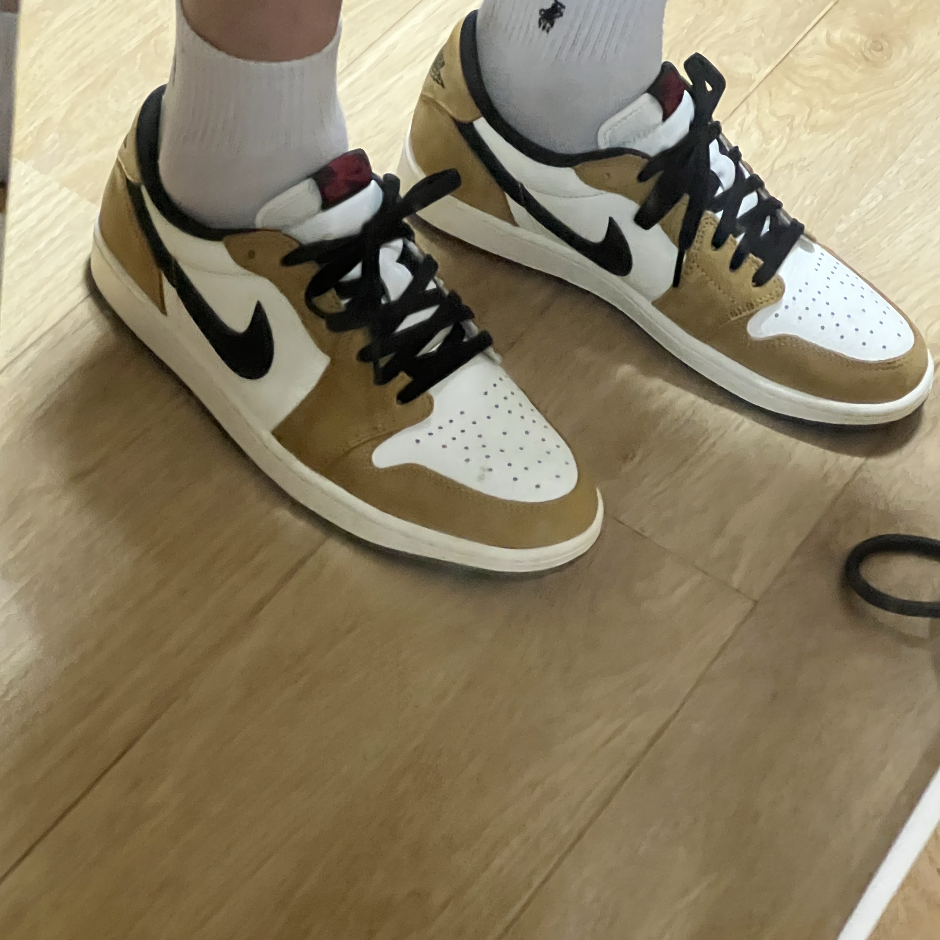 Jordan 1 Low OG Sail and Golden Harvest 착용 스타일 - 1