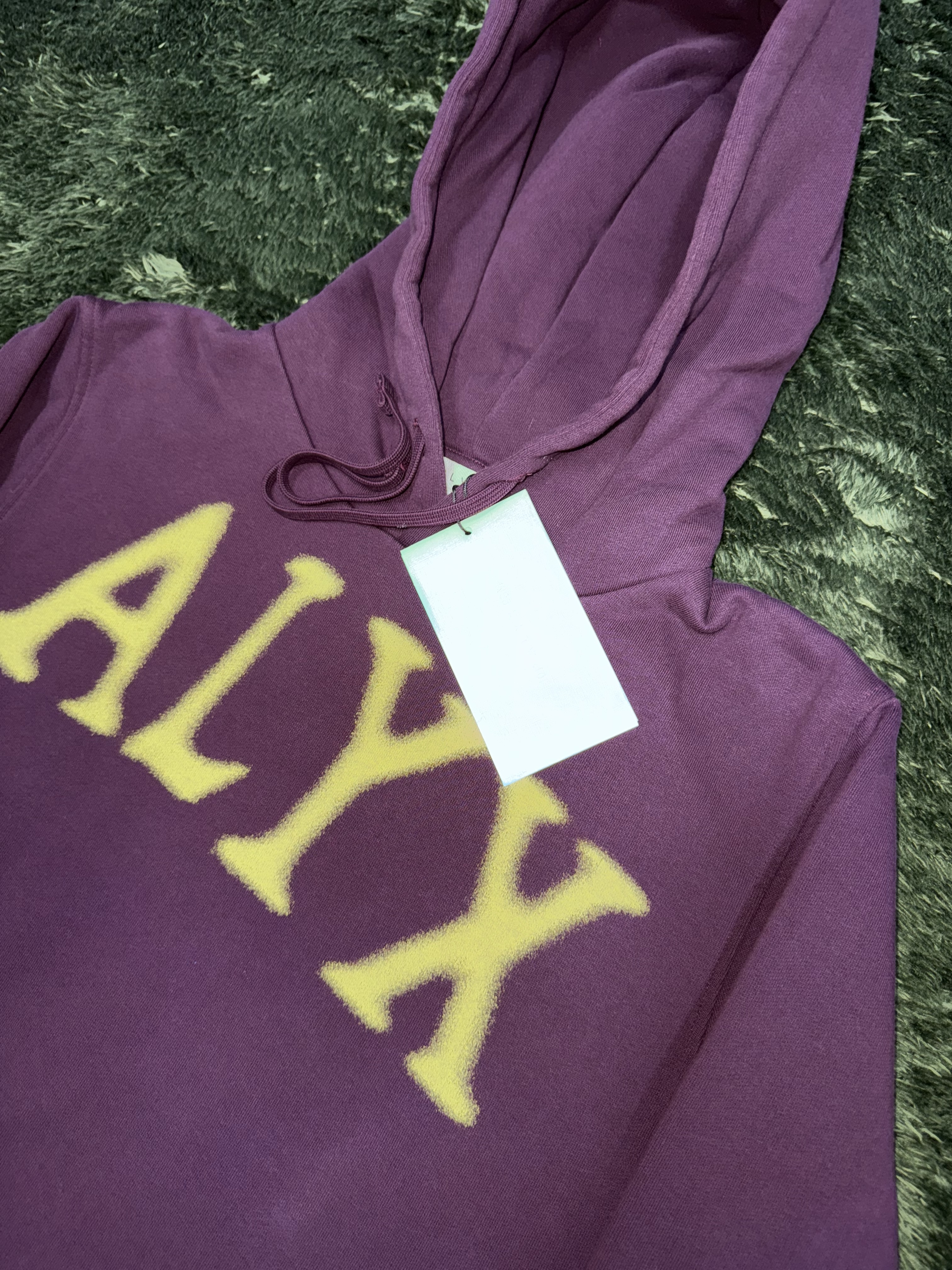1017 Alyx 9SM Graphic Printed Hoodie Wine 착용 스타일 - 1