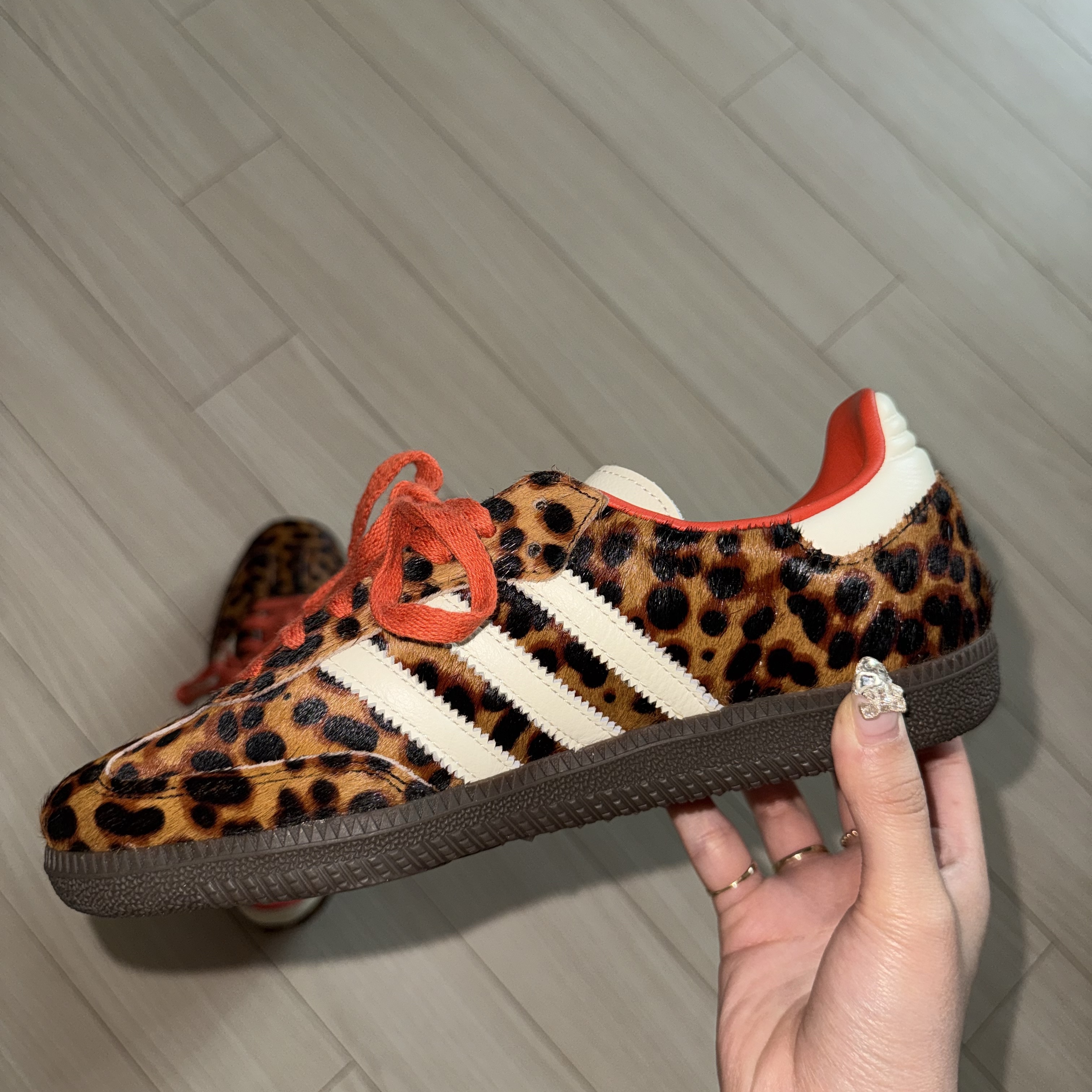 (W) Adidas Samba OG Core Black Preloved Red 착용 스타일 - 2