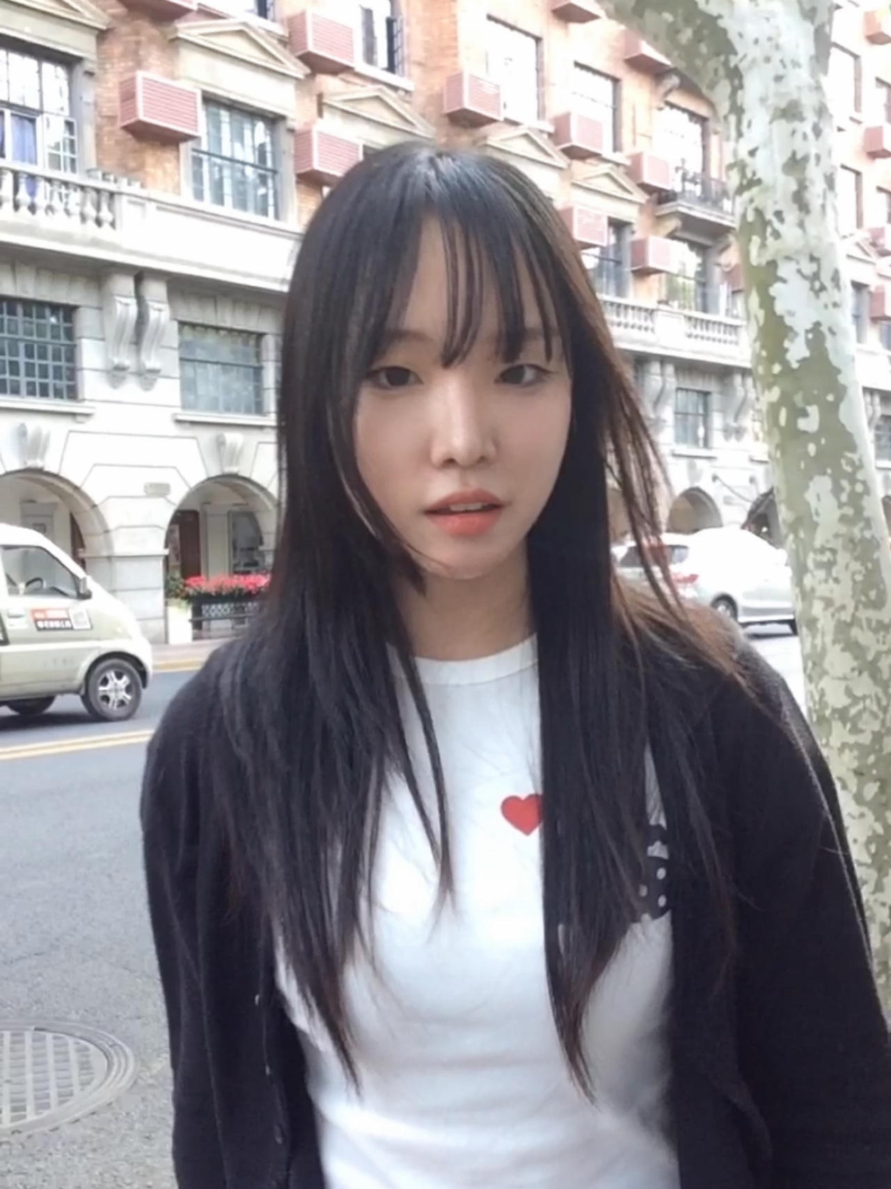 [예약 배송] AEAE Dot Small Letter Tee White 착용 스타일