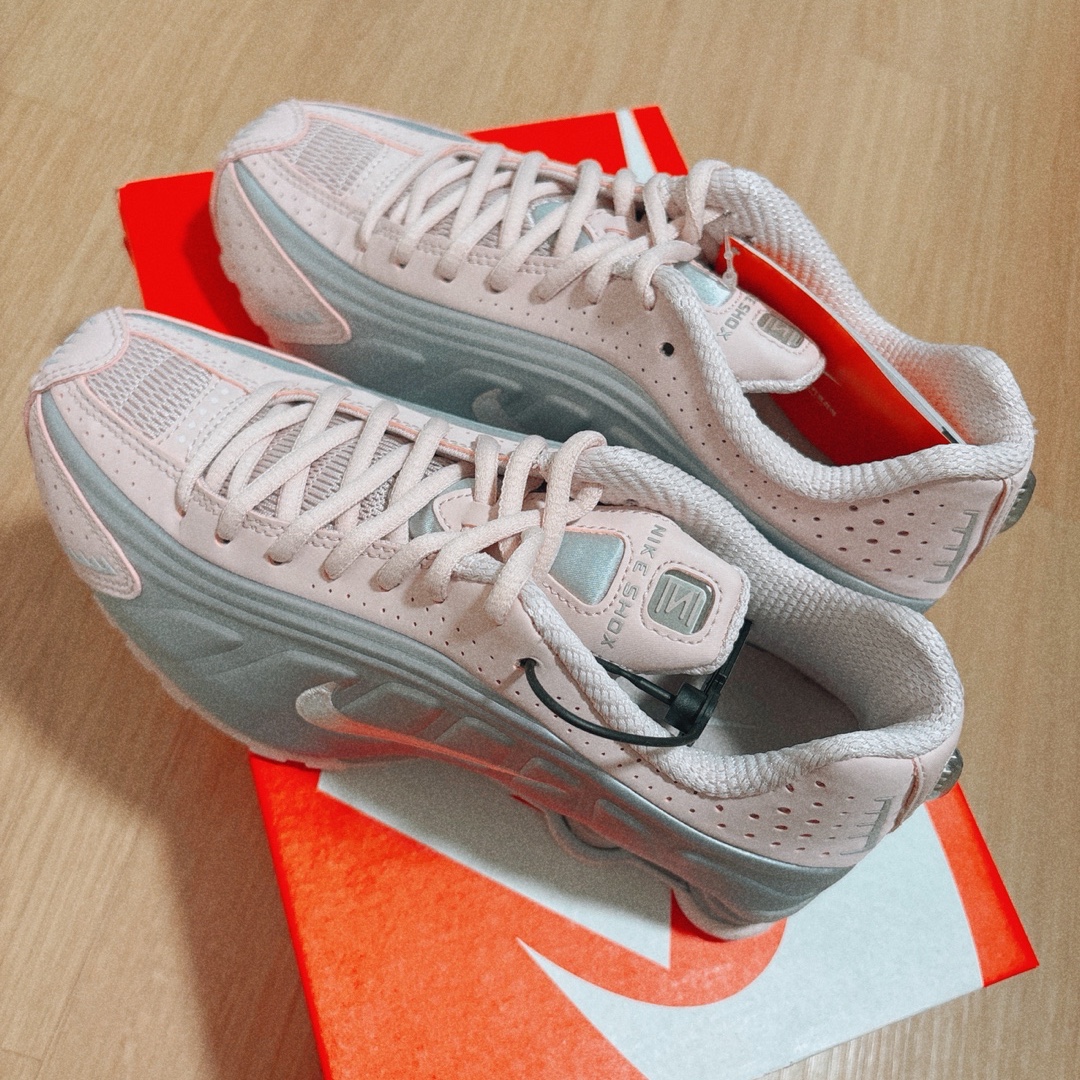 (W) Nike Shox R4 Barely Rose Metallic Platinum 착용 스타일