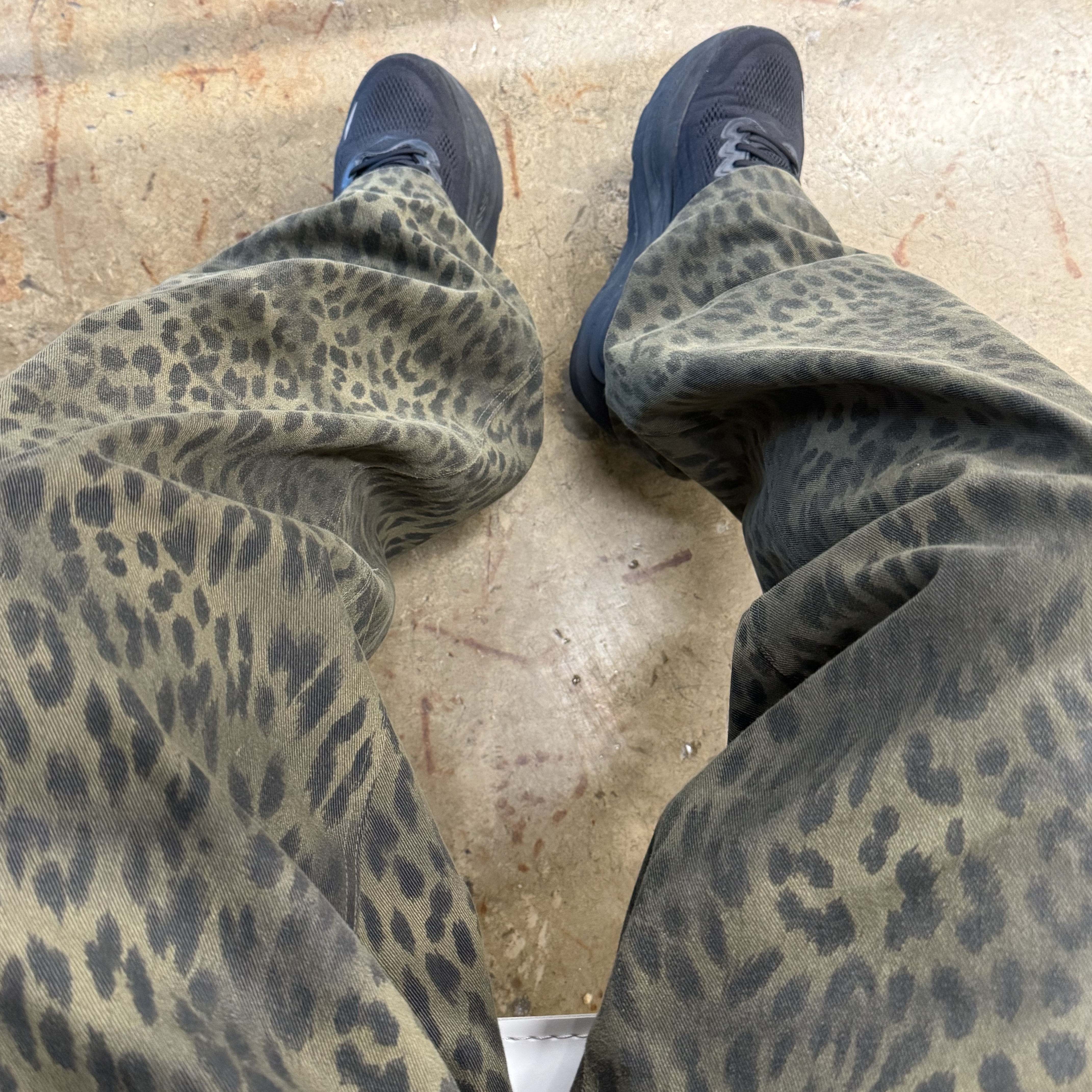 ersco Leopard Baggy Trousers Khaki 착용 스타일