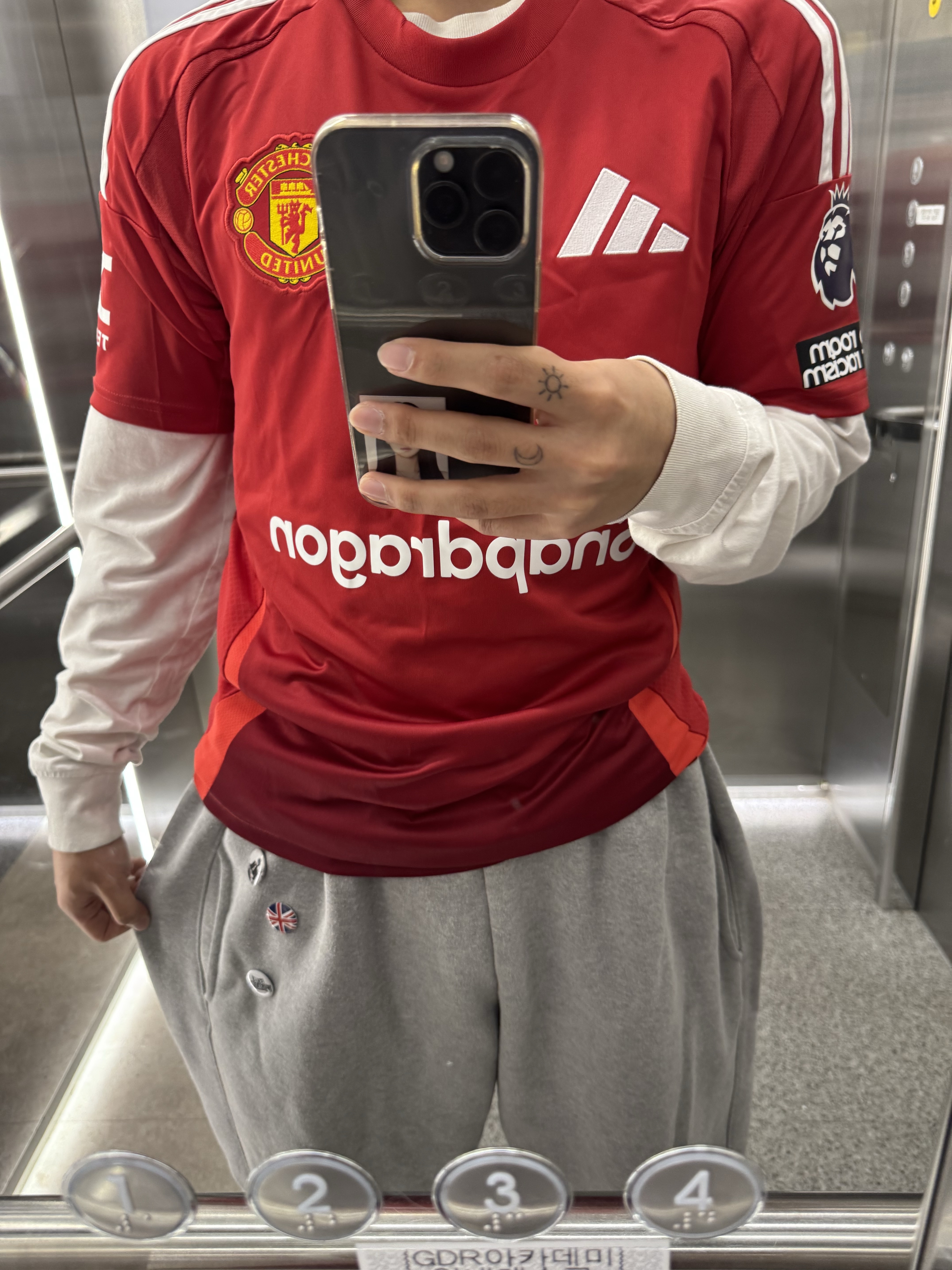 Adidas Manchester United 2024/25 Home Jersey Manchester United FC Red - KR Sizing (Non Marking Ver.), Adidas Manchester United 2024/25 Home Jersey Manchester United FC Red - US Sizing (Non Marking Ver.) 착용 스타일 - 2