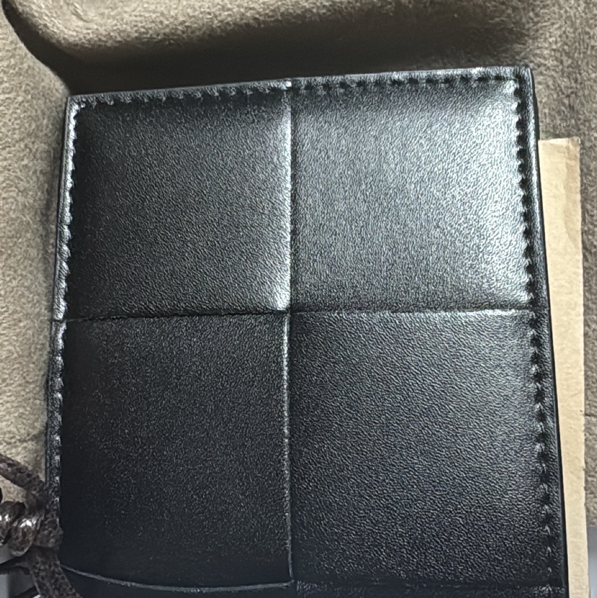 Bottega Veneta Bi-Fold Wallet Black 착용 스타일