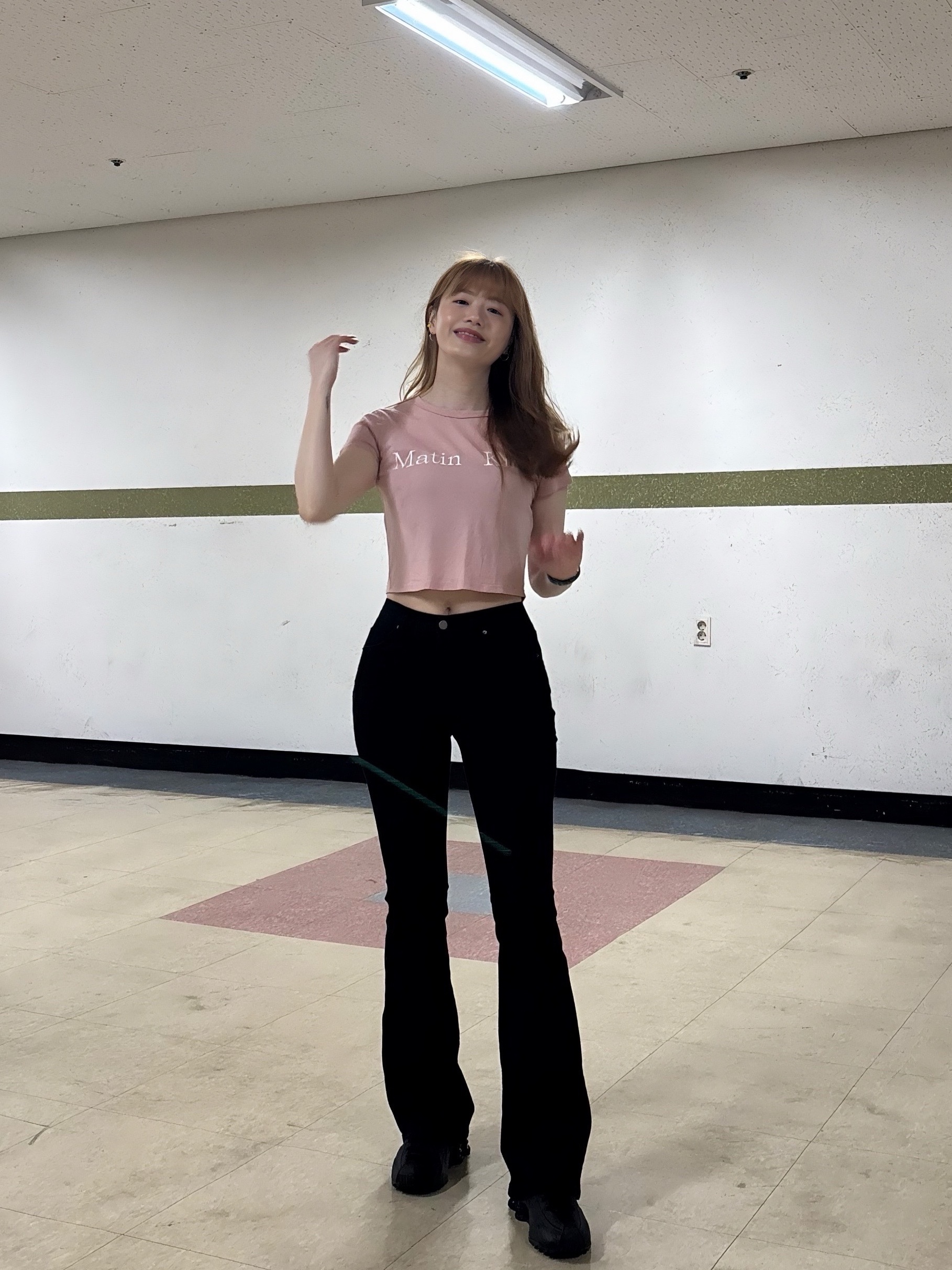 (W) Matin Kim Logo Crop Top Pink, (W) Nike Shox R4 Black 착용 스타일 - 2
