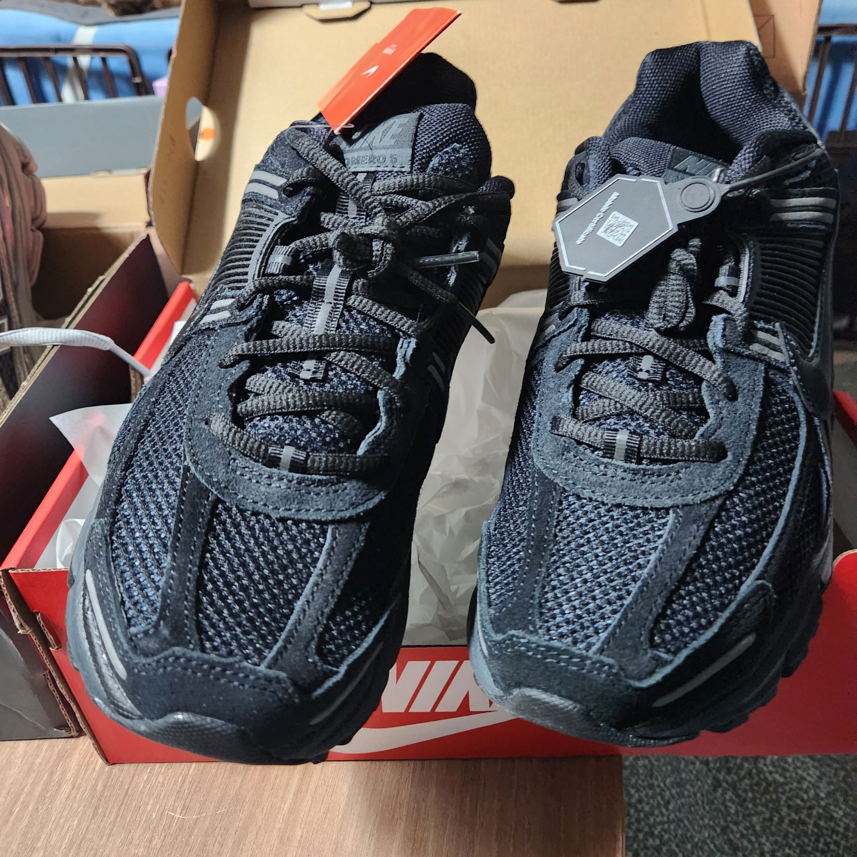 Nike Zoom Vomero 5 Black Anthracite Metallic Dark Grey 착용 스타일 - 3