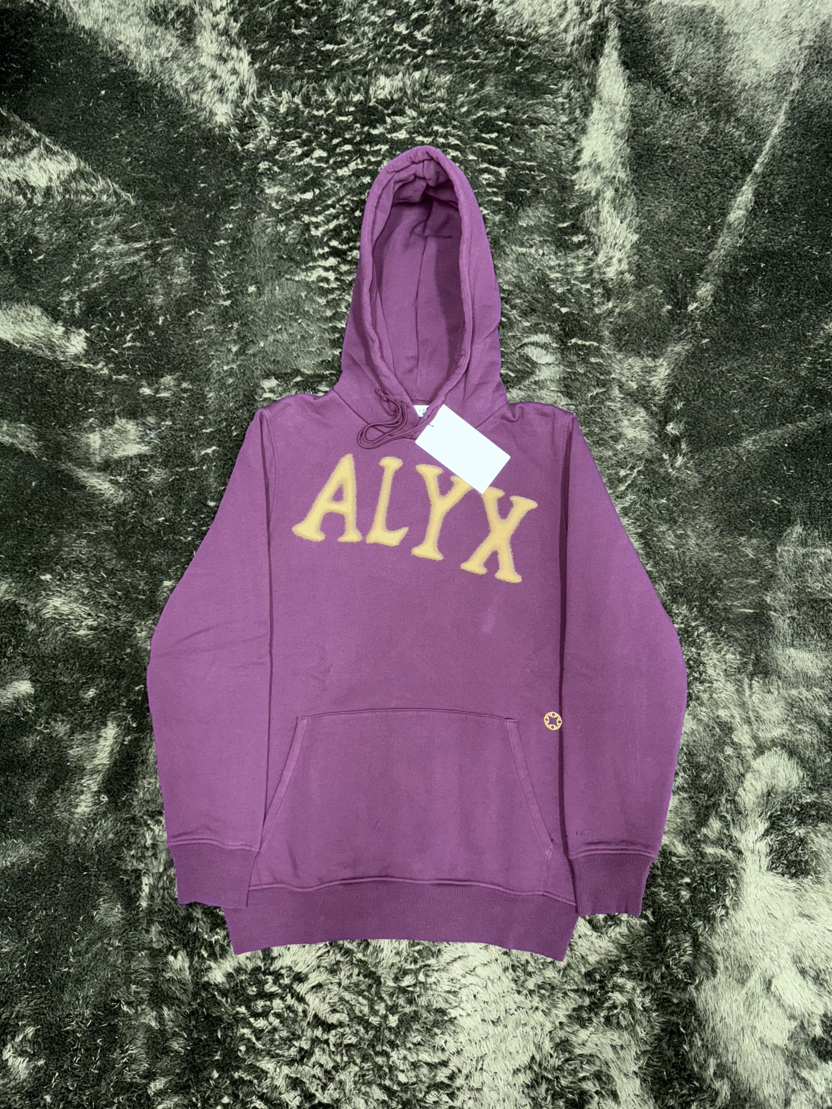 1017 Alyx 9SM Graphic Printed Hoodie Wine 착용 스타일 - 2