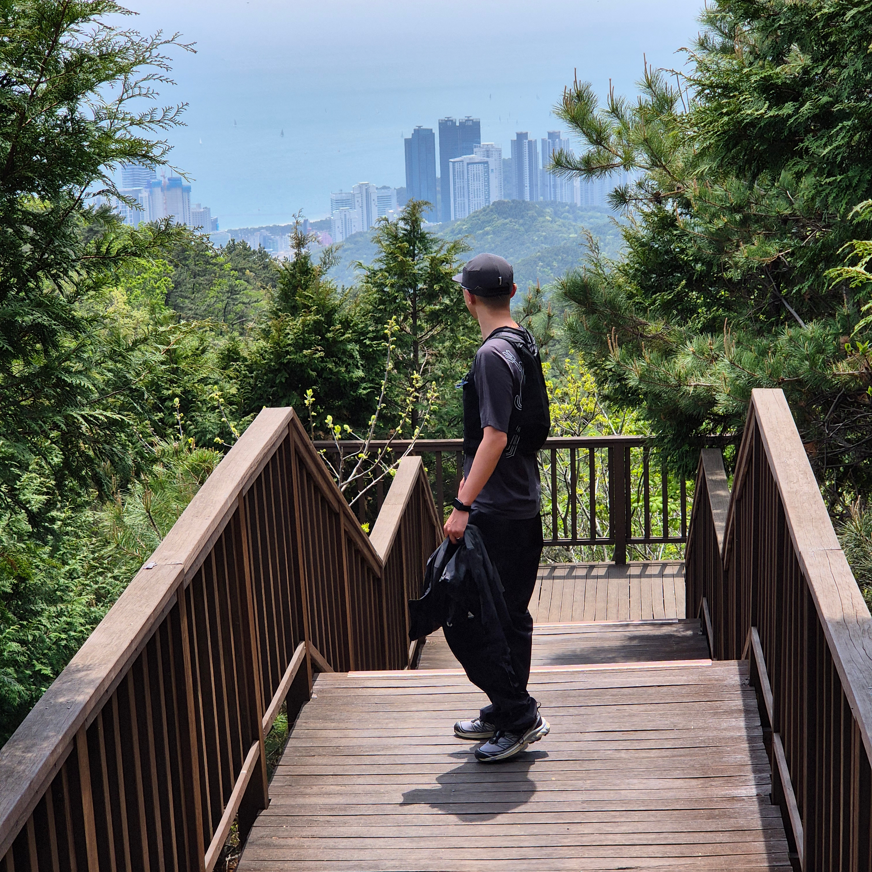 Arc'teryx System A Hangdog Jacket Blackite, And Wander x Gramicci Patchwork Wind Pant Black 착용 스타일 - 4