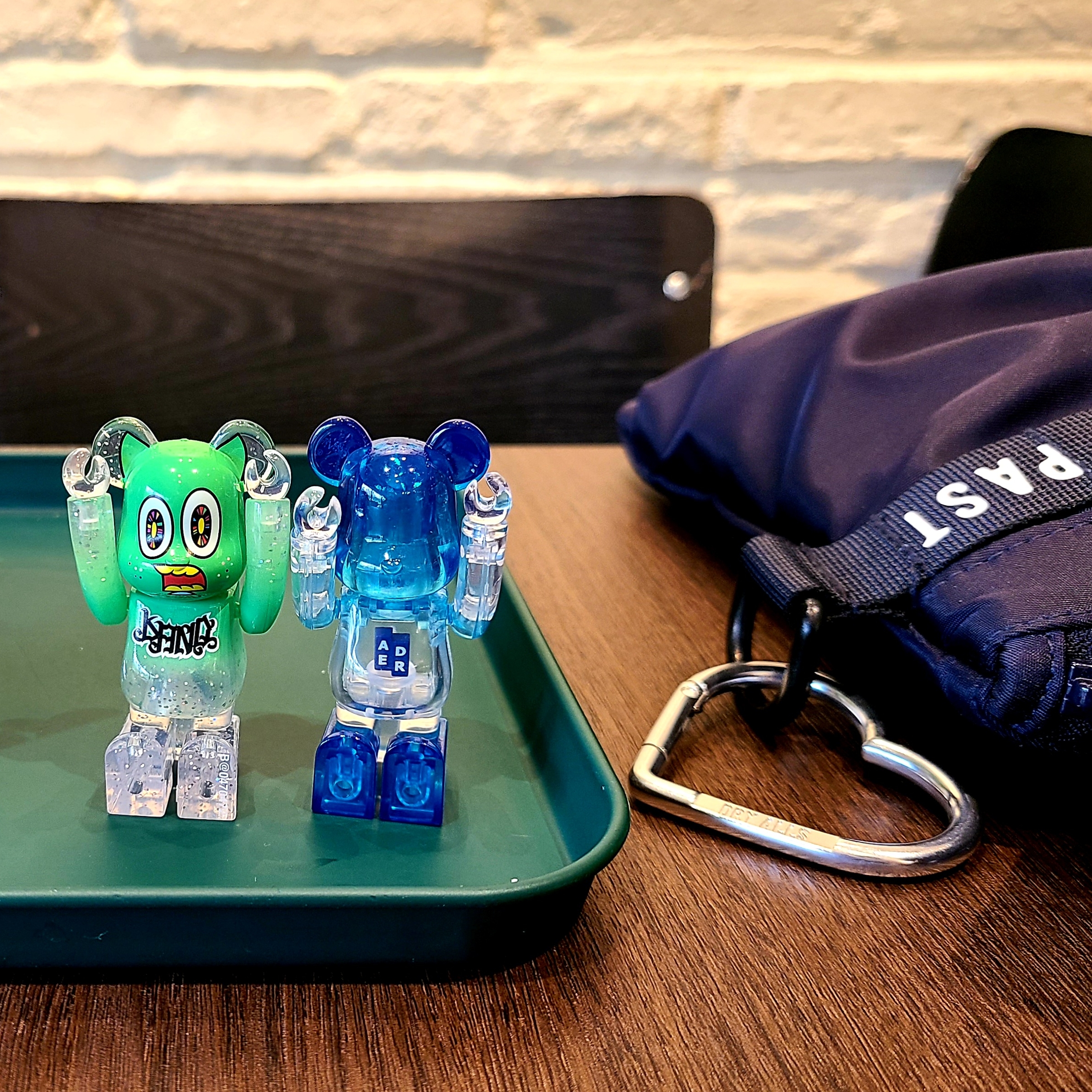 Bearbrick x Ader Error 100%, Bearbrick Series 47 Sealed Case 100% (24 Blind Boxes) 착용 스타일 - 1