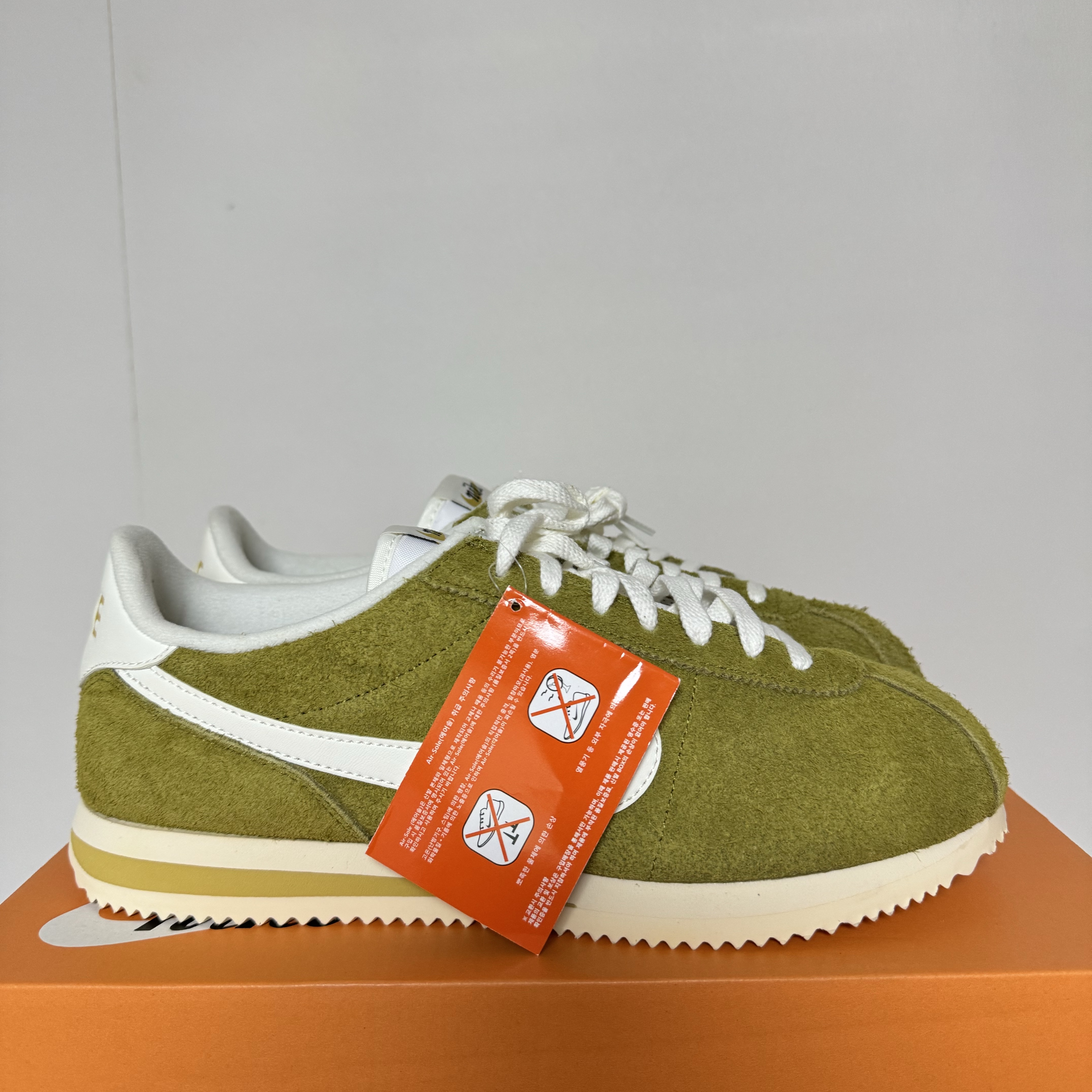 Nike Cortez SE Suede Pacific Moss Infinite Gold 착용 스타일