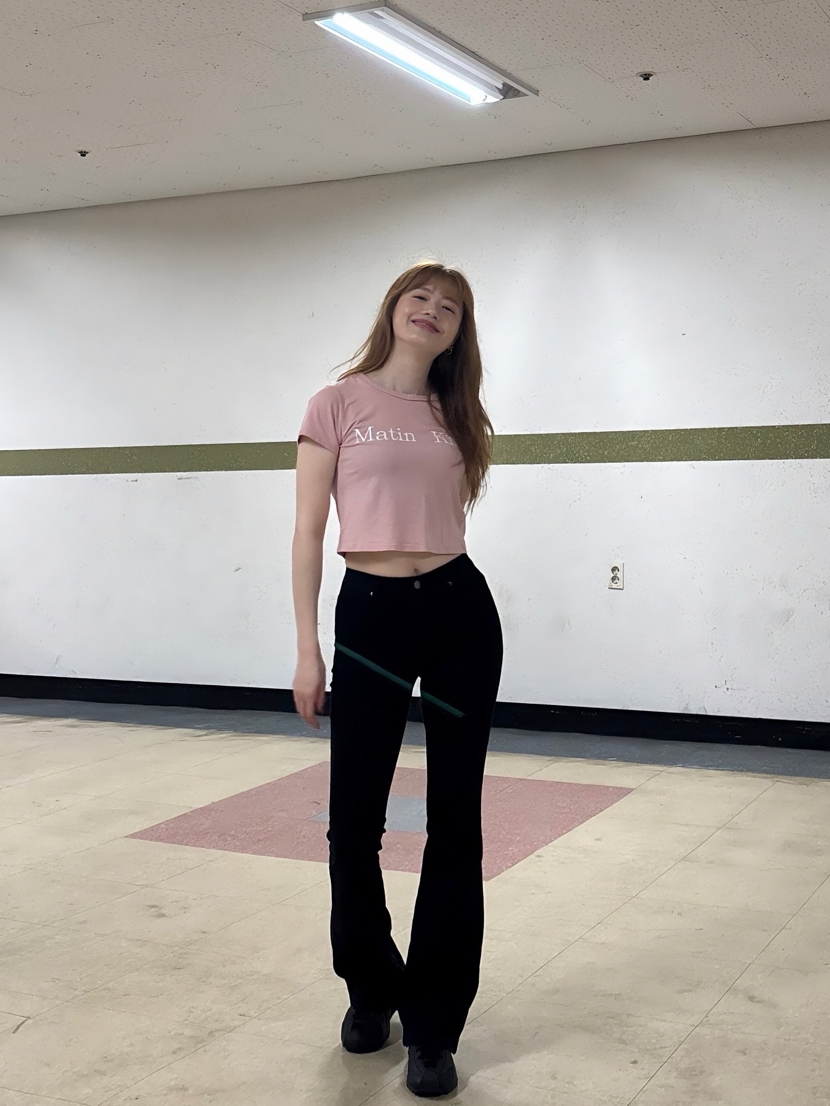 (W) Matin Kim Logo Crop Top Pink, (W) Nike Shox R4 Black 착용 스타일 - 5