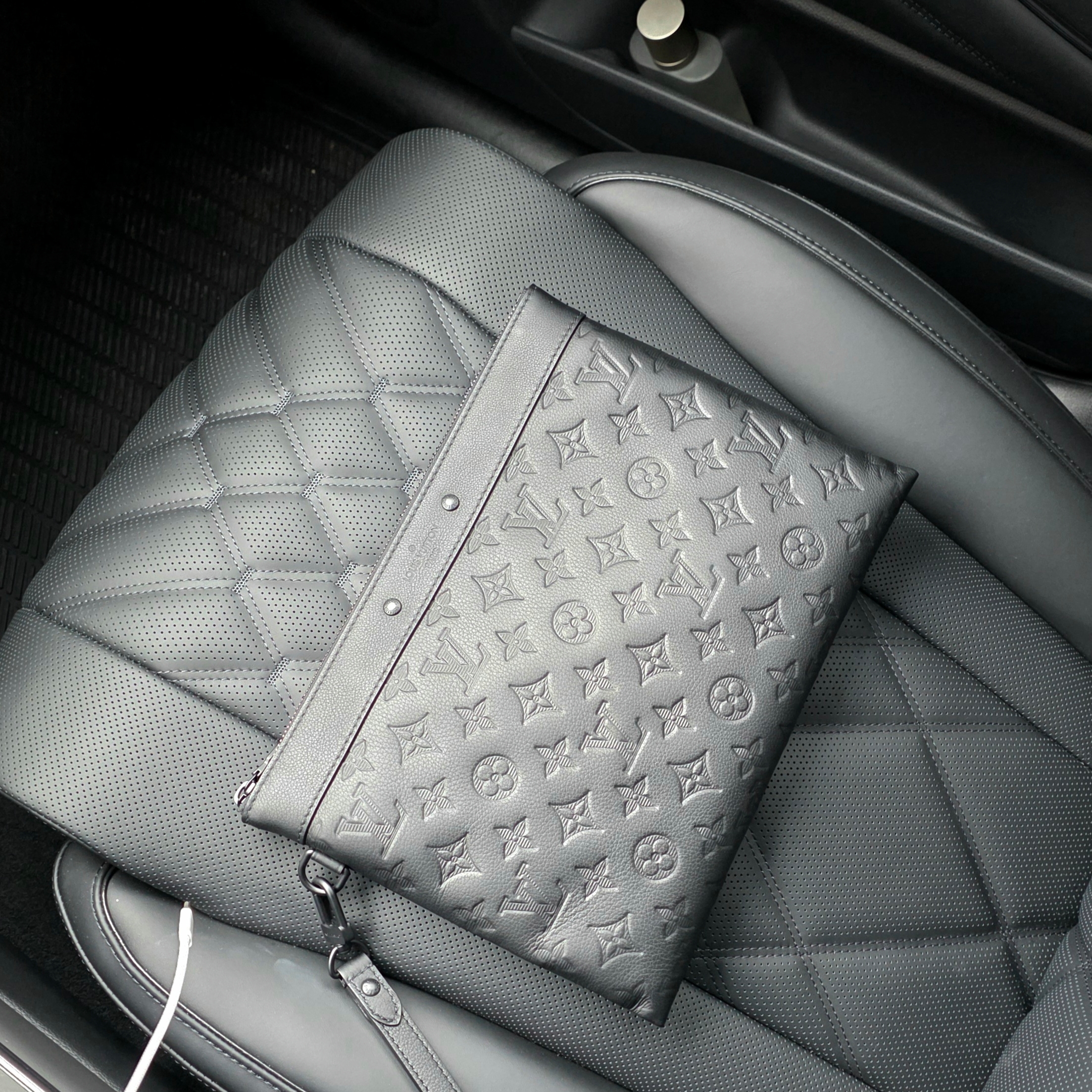 Louis Vuitton Pochette To Go Black 착용 스타일 - 1
