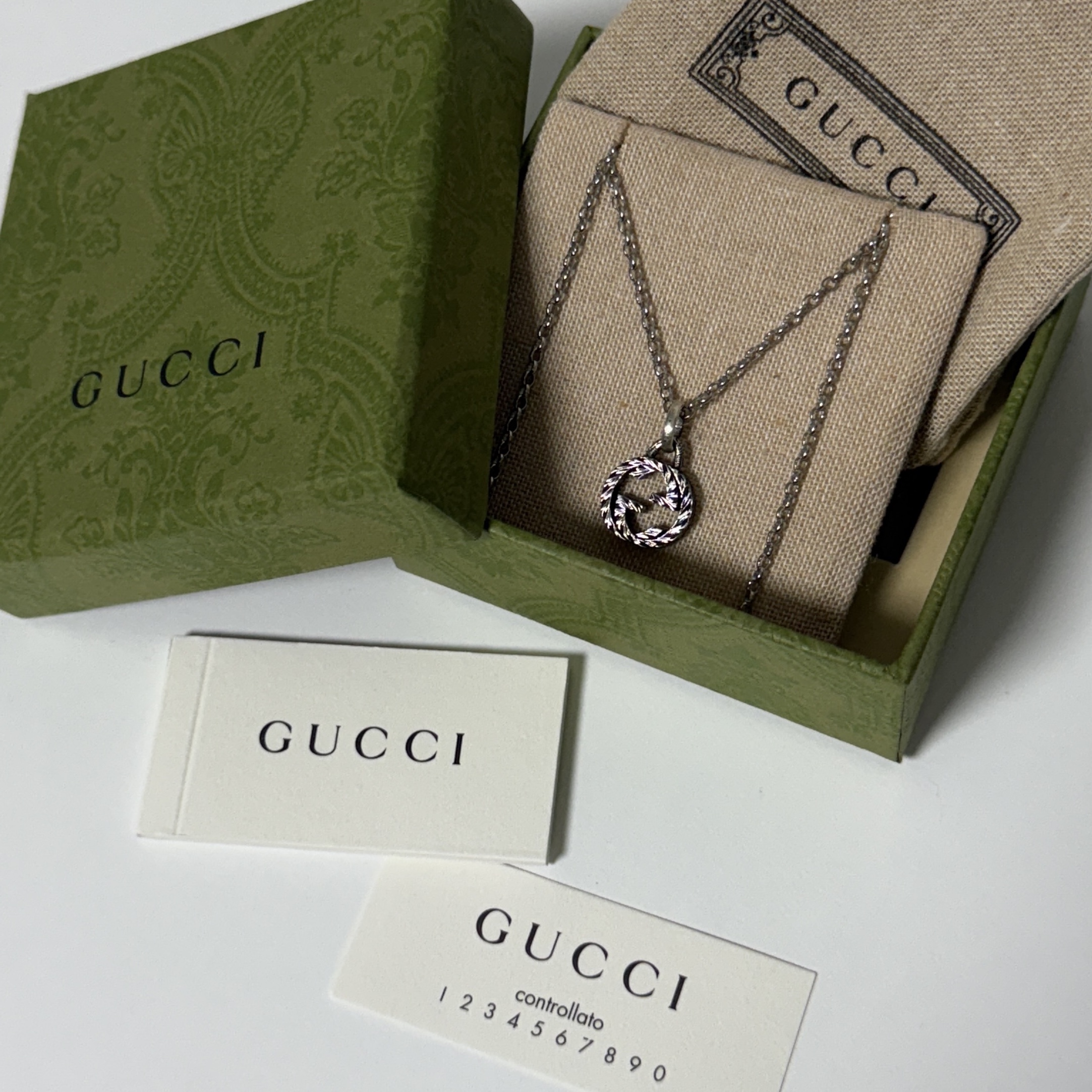Gucci Interlocking G Pendant Necklace Silver 착용 스타일