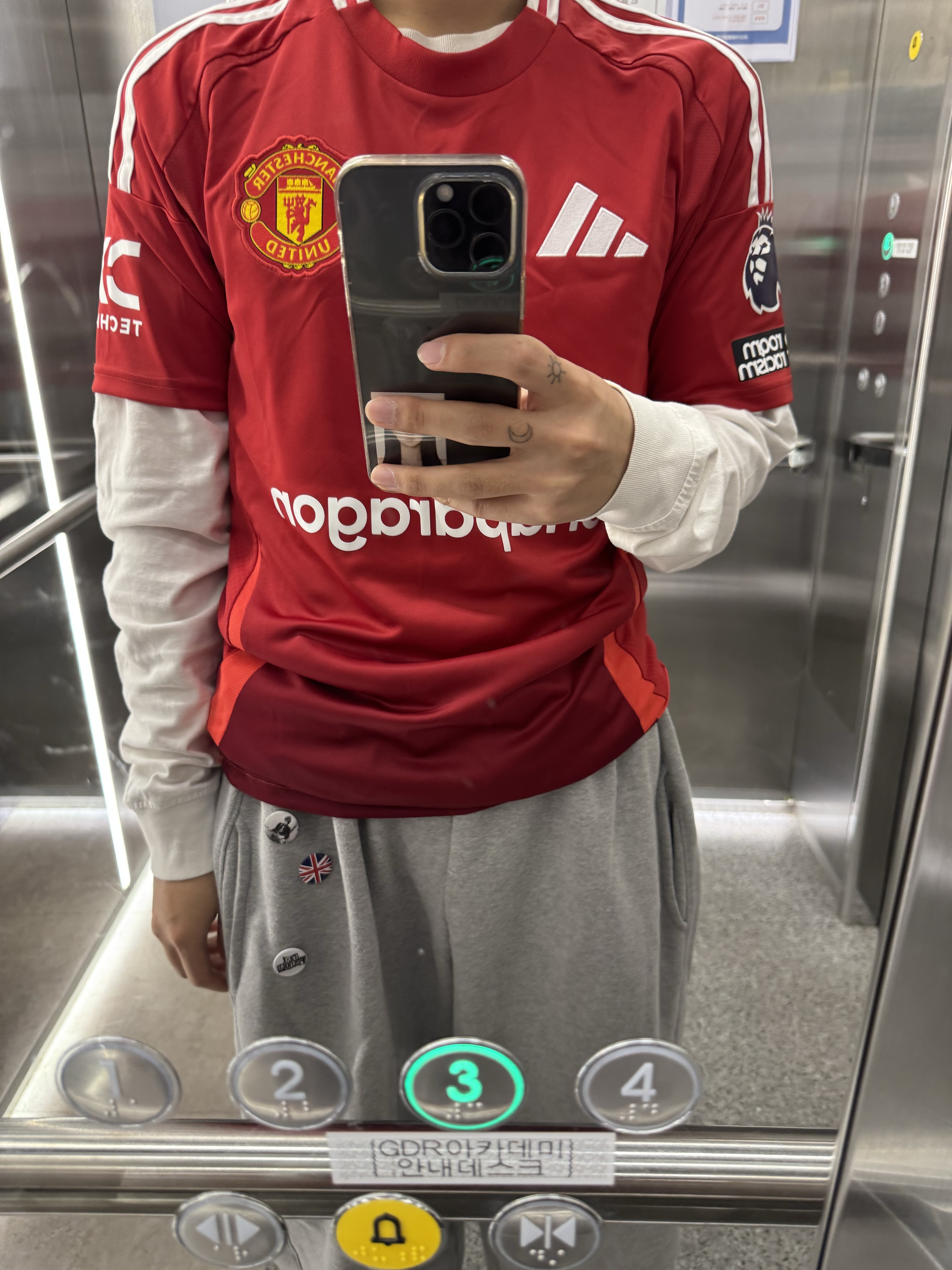 Adidas Manchester United 2024/25 Home Jersey Manchester United FC Red - KR Sizing (Non Marking Ver.), Adidas Manchester United 2024/25 Home Jersey Manchester United FC Red - US Sizing (Non Marking Ver.) 착용 스타일 - 1