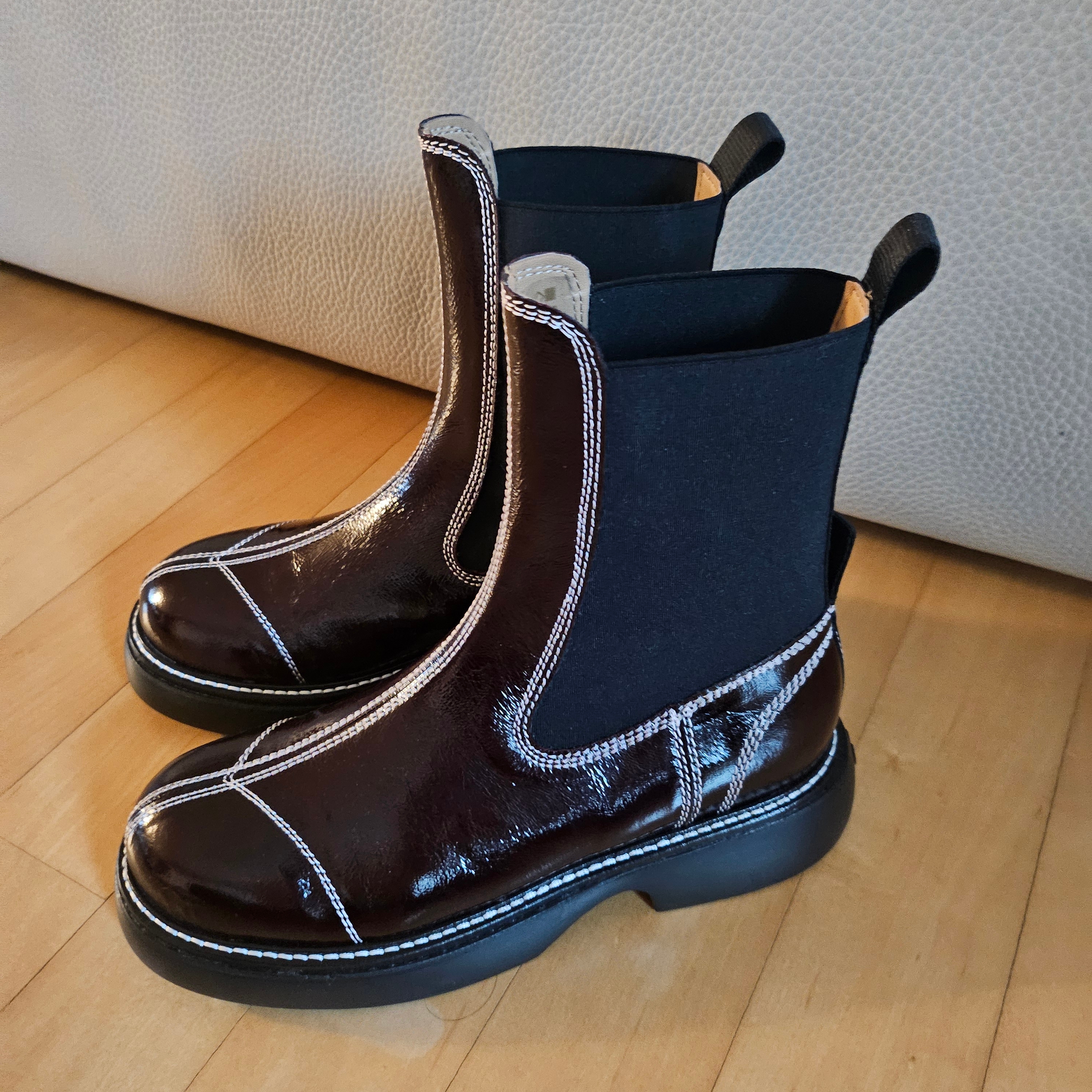 (W) Ganni Everyday Mid Chelsea Boots Burgundy 착용 스타일