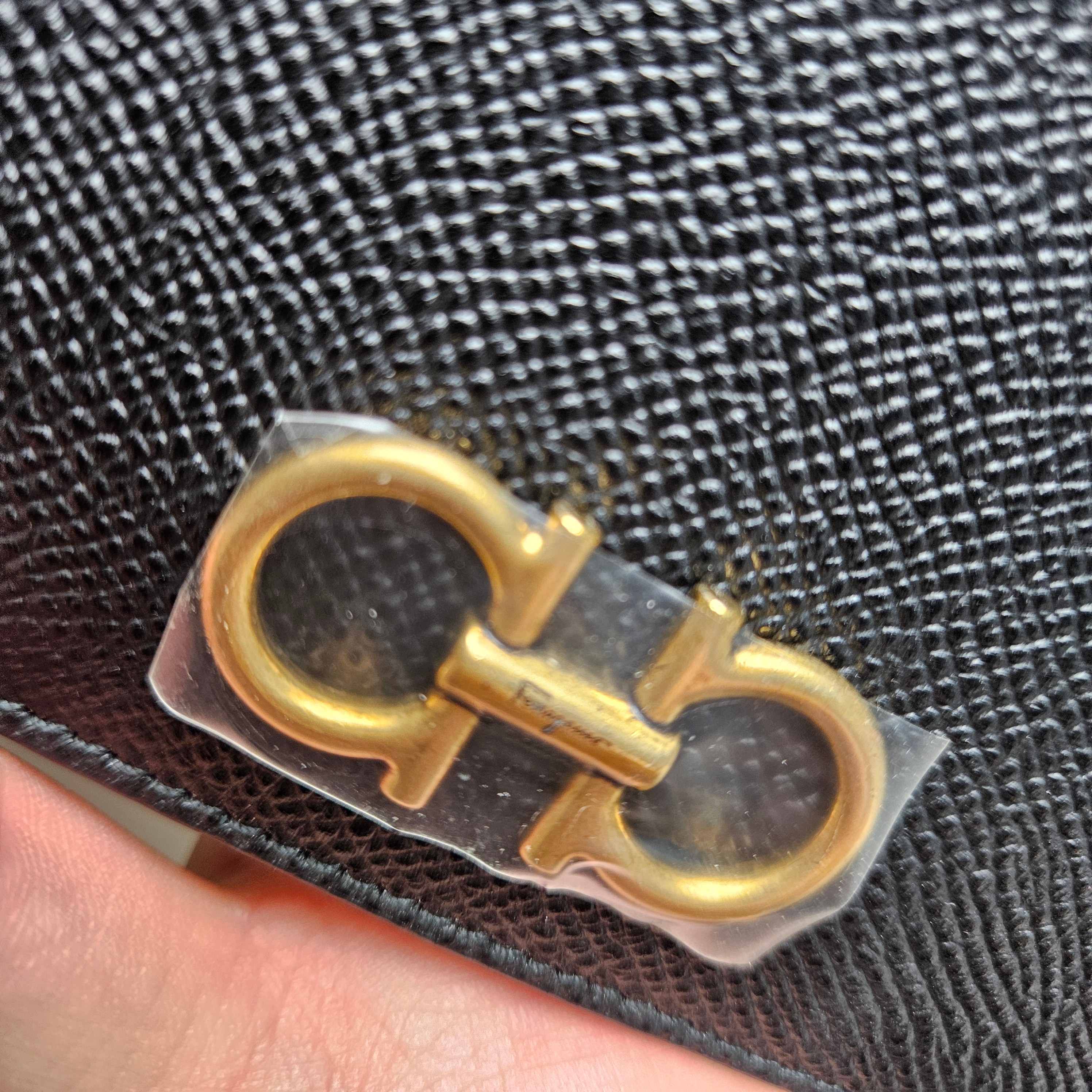 Ferragamo Gancini Continental Wallet Black 착용 스타일 - 1