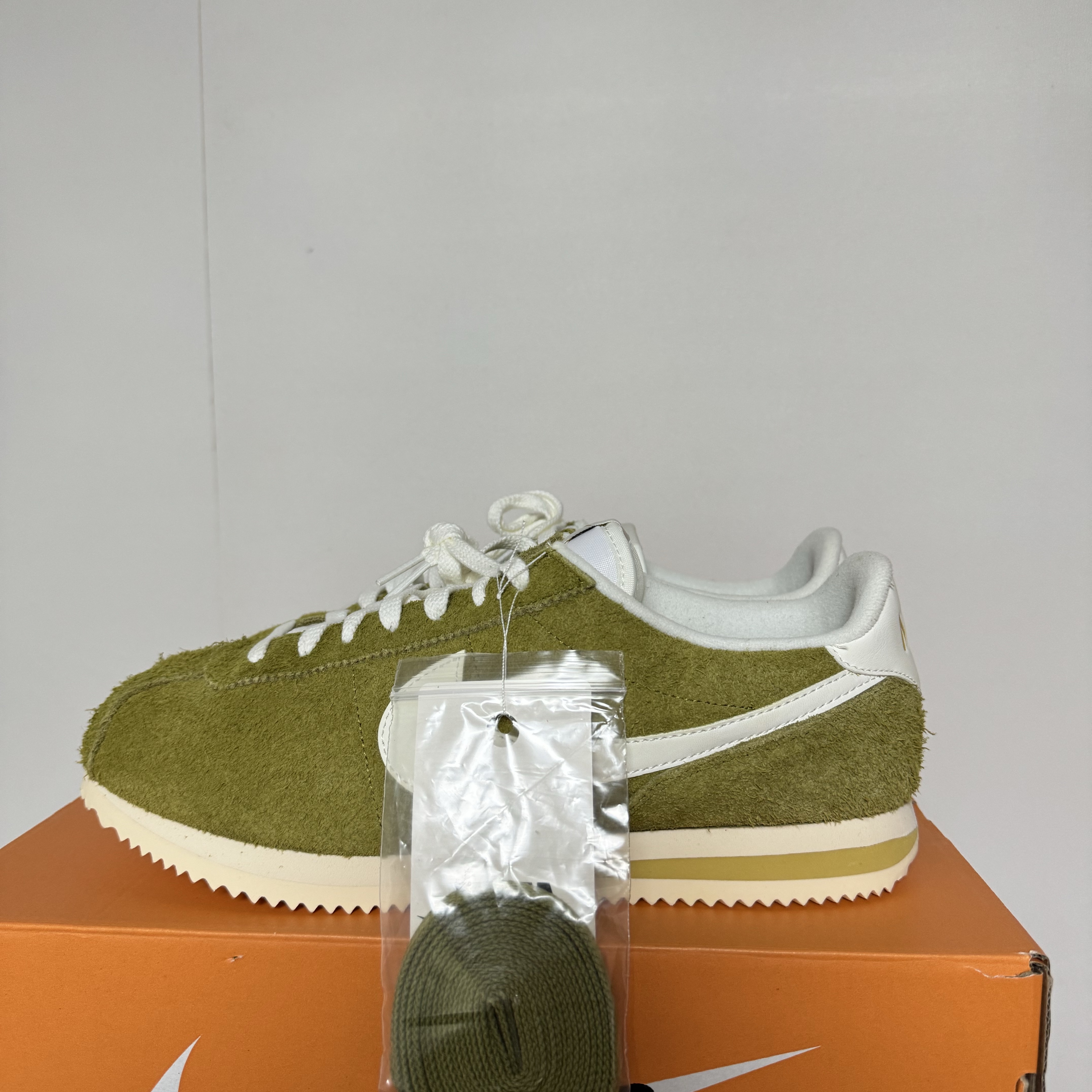 Nike Cortez SE Suede Pacific Moss Infinite Gold 착용 스타일