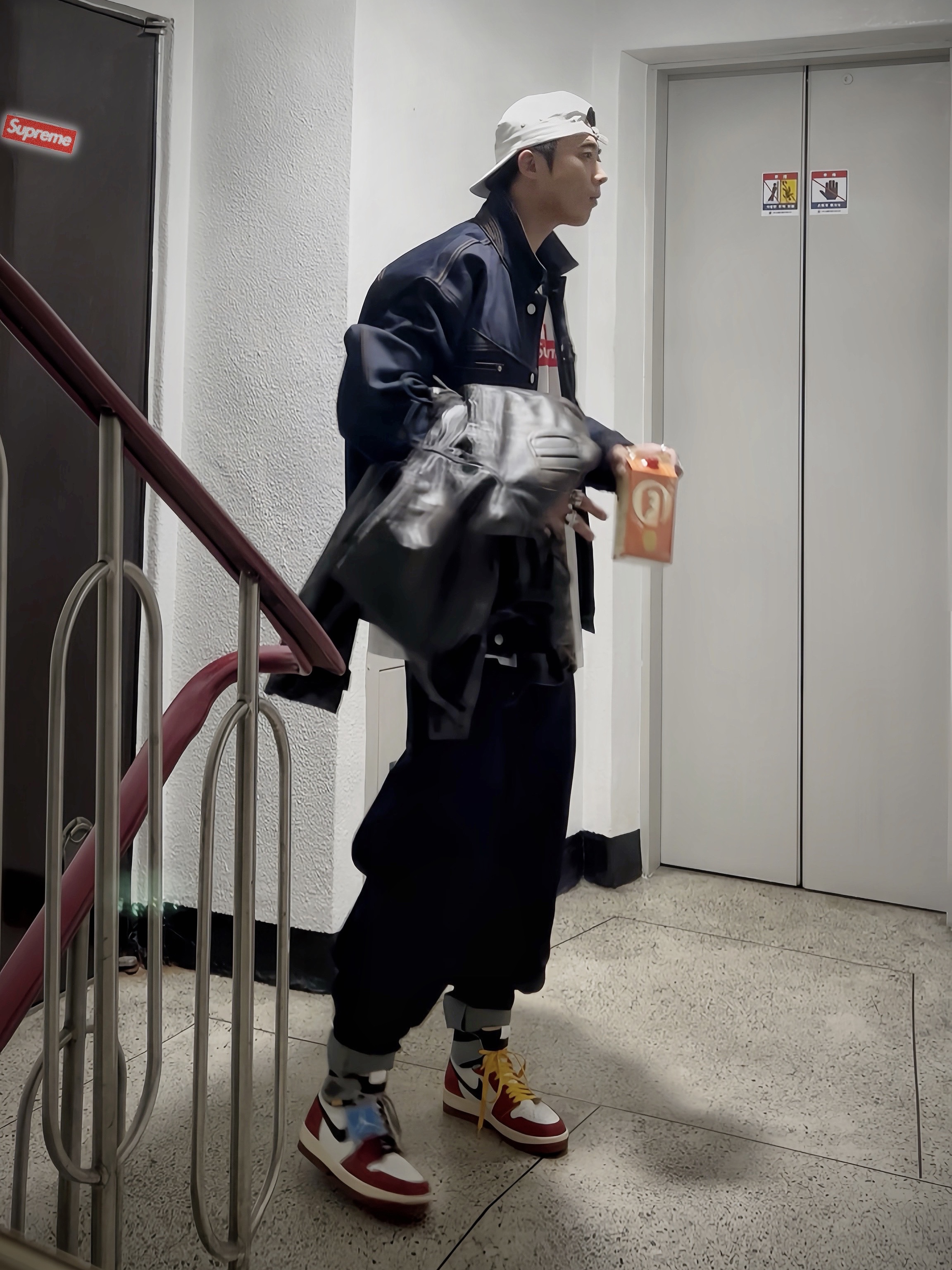 Supreme x MM6 Maison Margiela Painted Camp Cap White - 24SS, Supreme Cross Box Logo T-Shirt White - 20FW 착용 스타일 - 2