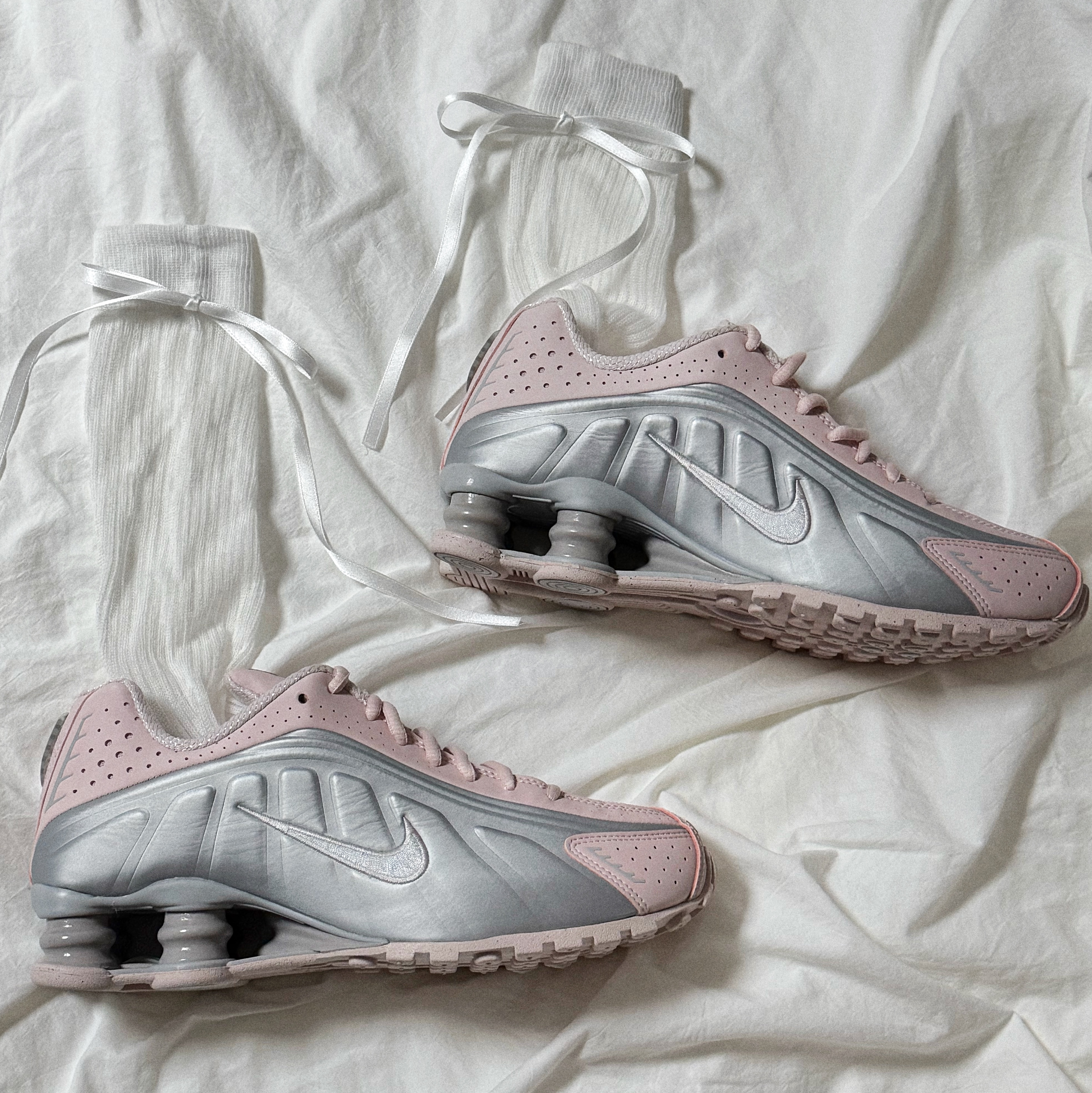 (W) Nike Shox R4 Barely Rose Metallic Platinum 착용 스타일