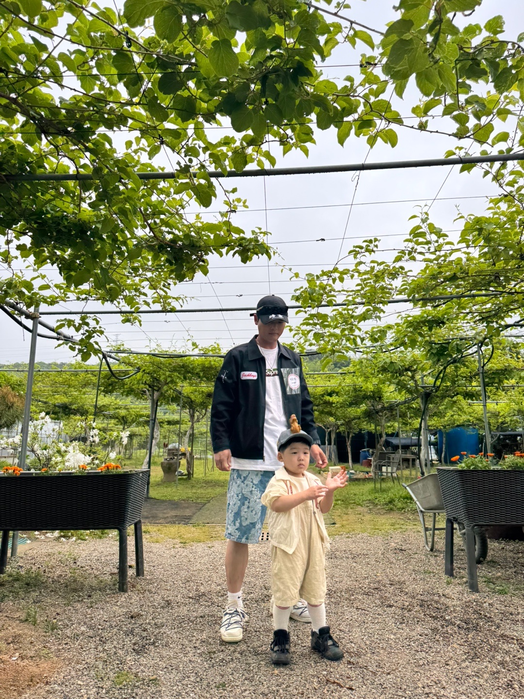Oakley x Fragment Frogskins Yellow Polished Black Frame Prizm Grey Lenses Low Bridge Fit, Darkr8m Studio x New Era Unstructured Ball Cap Black 착용 스타일 - 2