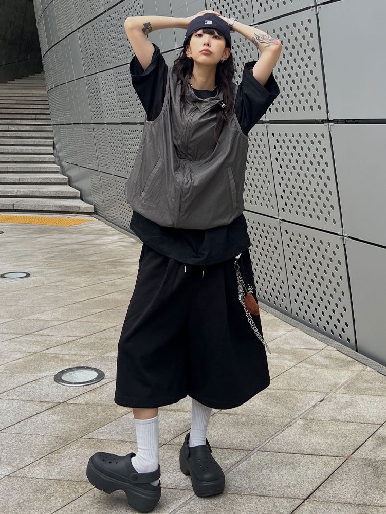 Crocs Stomp Clog Black, Casio A-158WA-1 착용 스타일 - 2