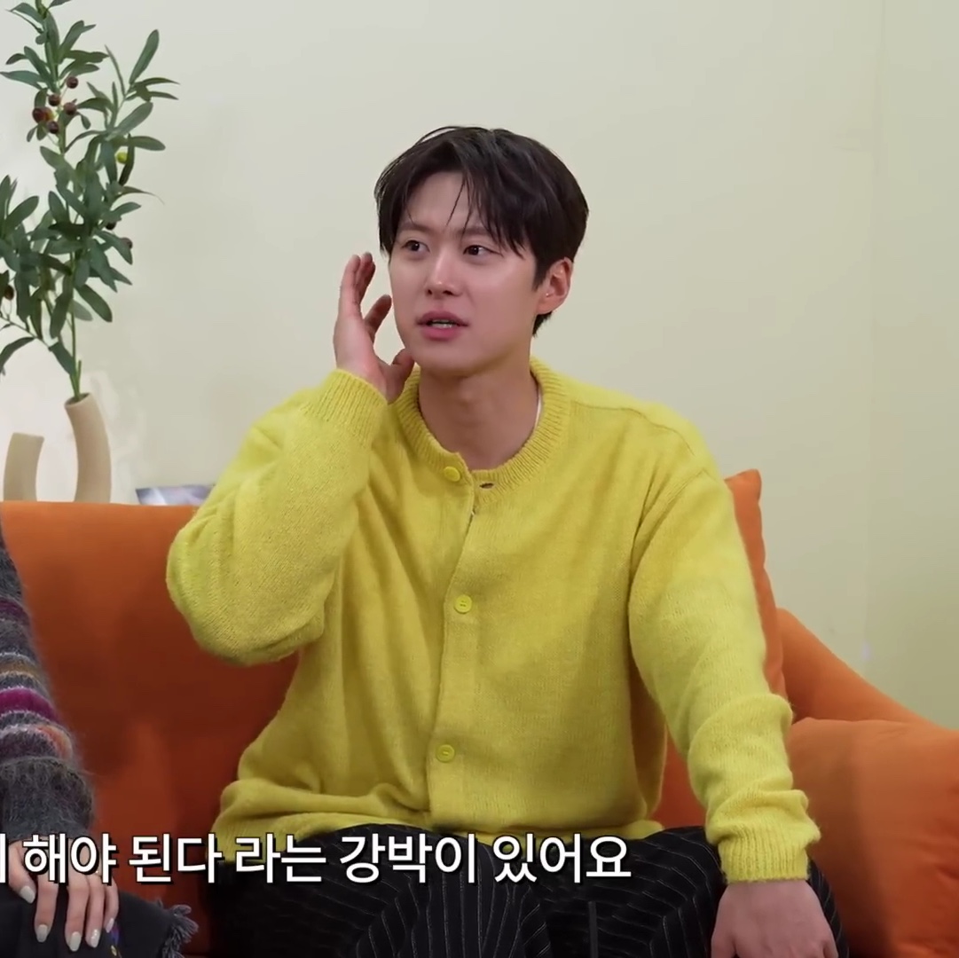 STU Round Neck Cardigan Yellow 착용 스타일 - 1