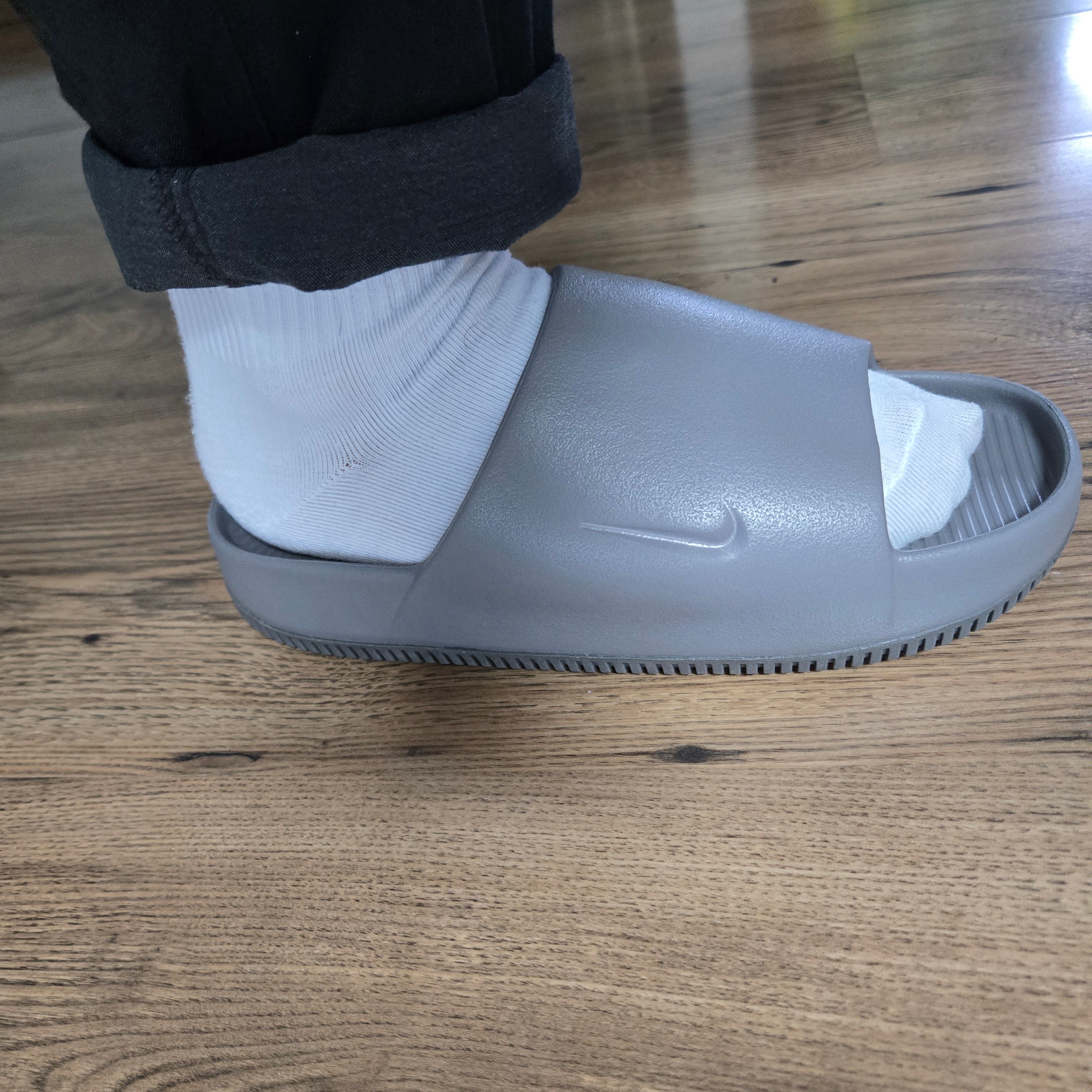 Nike Calm Slide Flat Pewter 착용 스타일 - 4