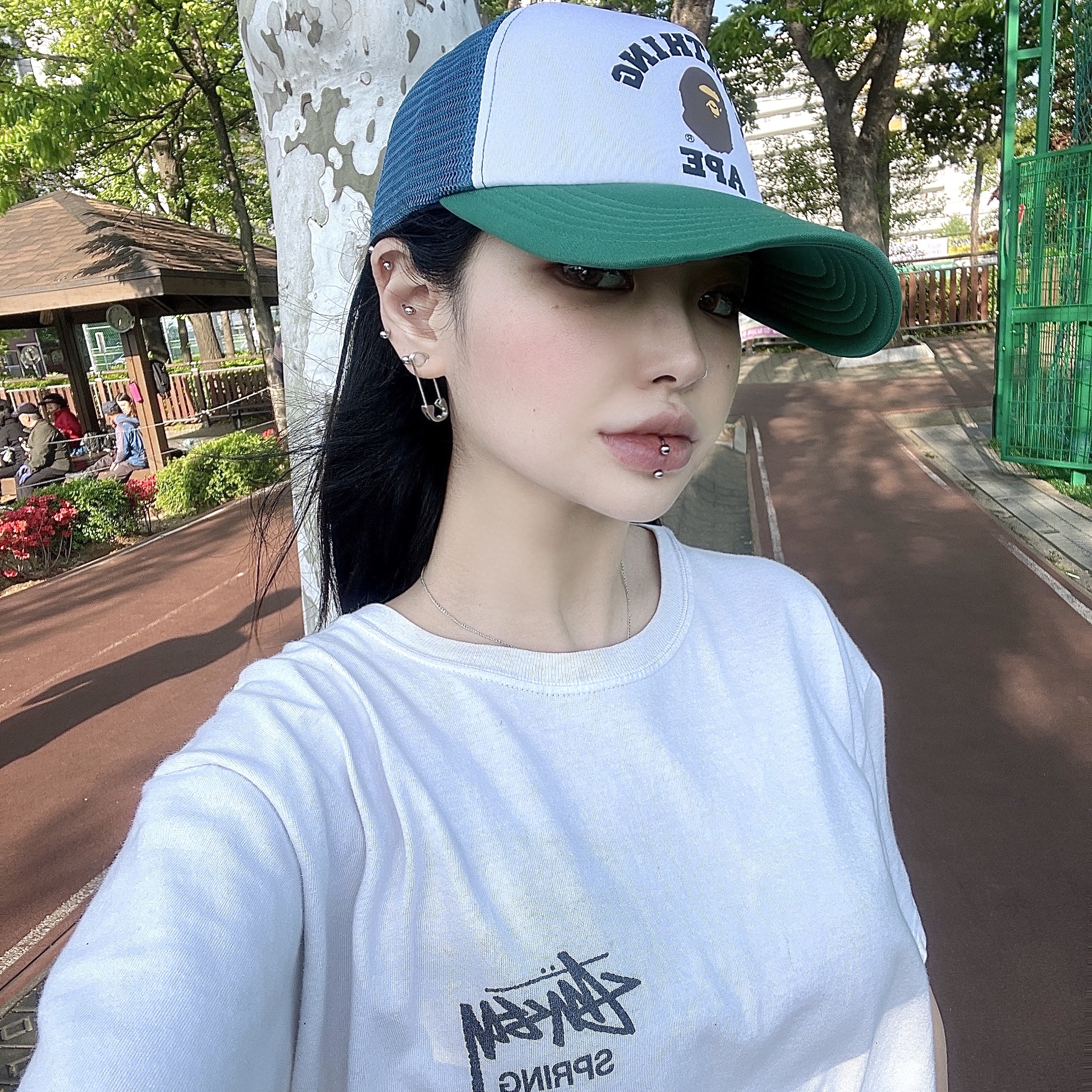BAPE College Mesh Cap Blue, Stussy Bouquet T-Shirt White 착용 스타일