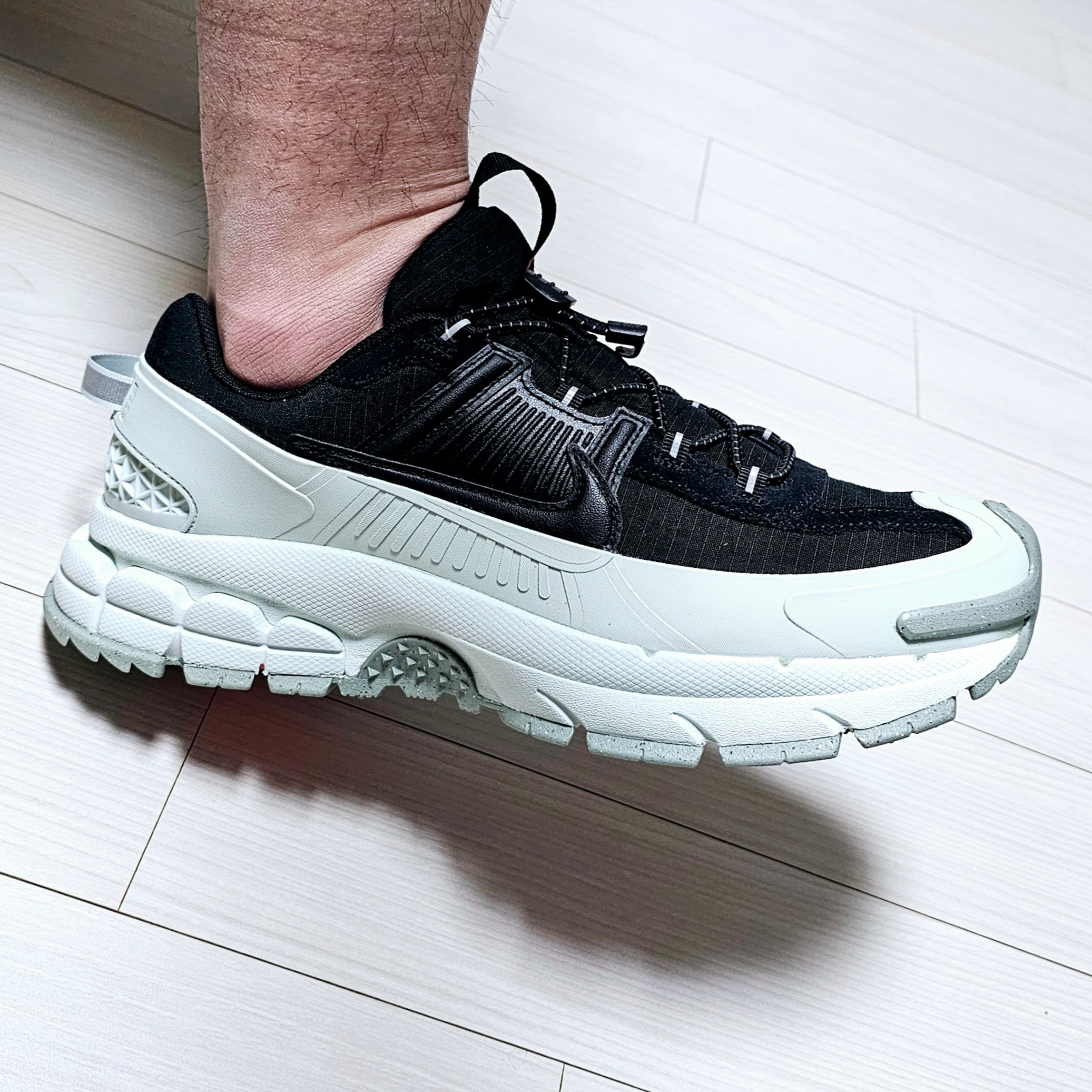 Nike Zoom Vomero 5 Roam Black Light Silver 착용 스타일