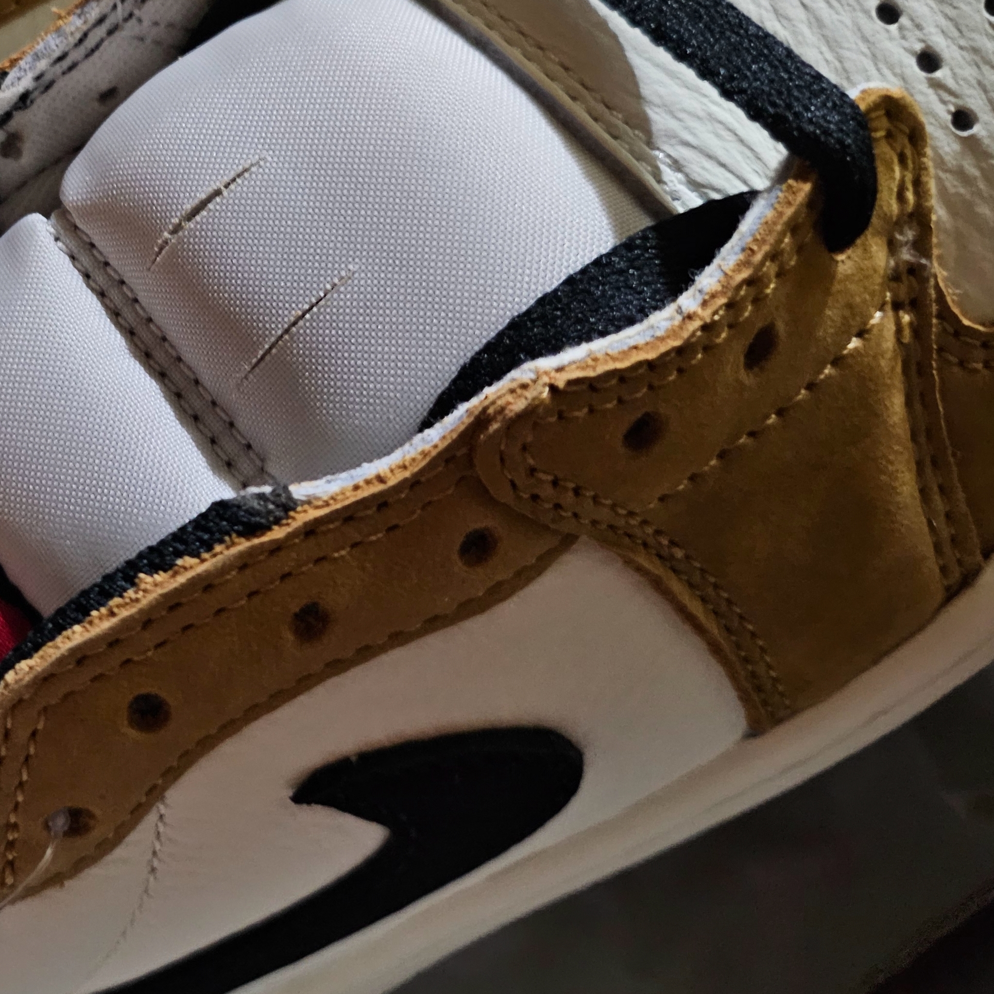 Jordan 1 Low OG Sail and Golden Harvest 착용 스타일