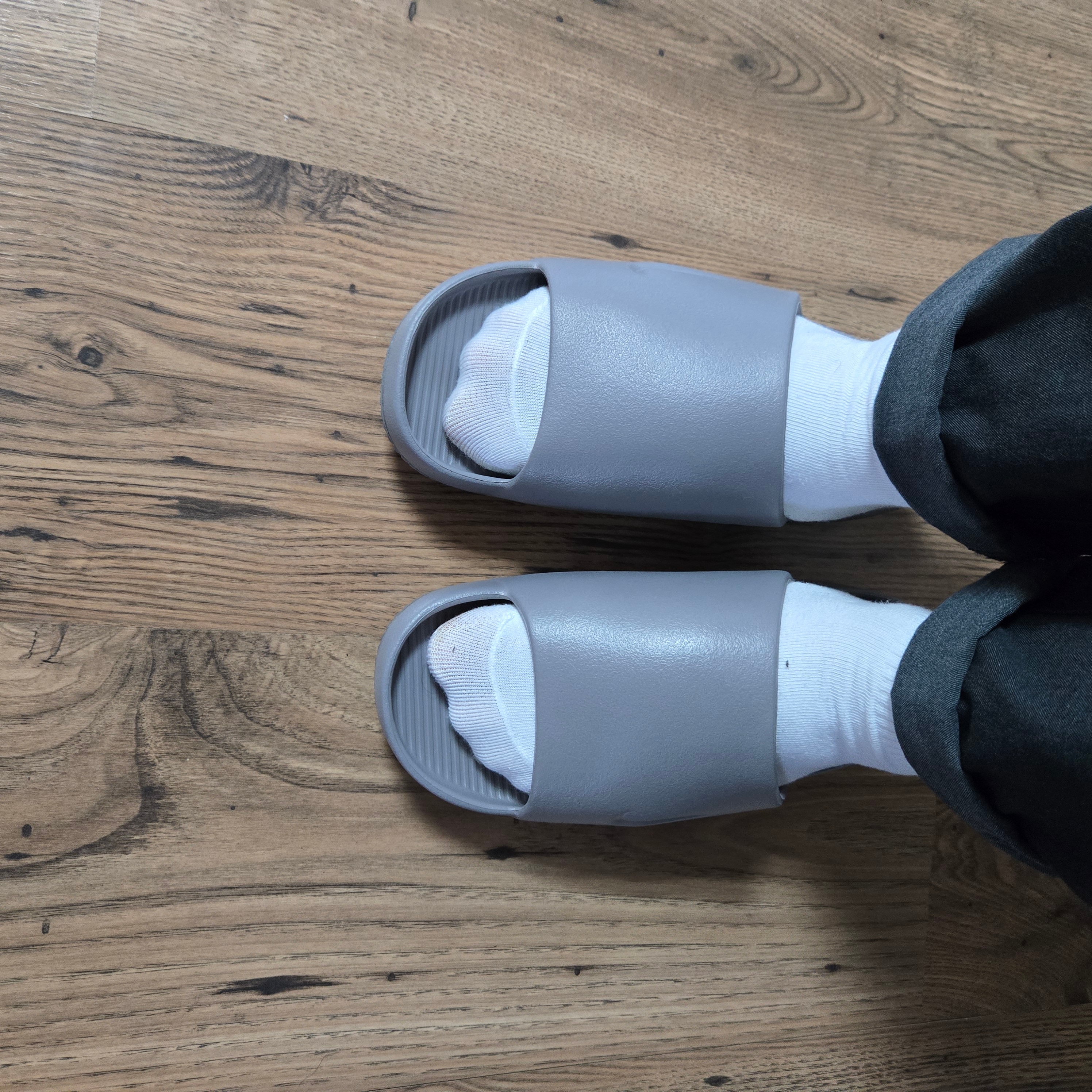Nike Calm Slide Flat Pewter 착용 스타일 - 1