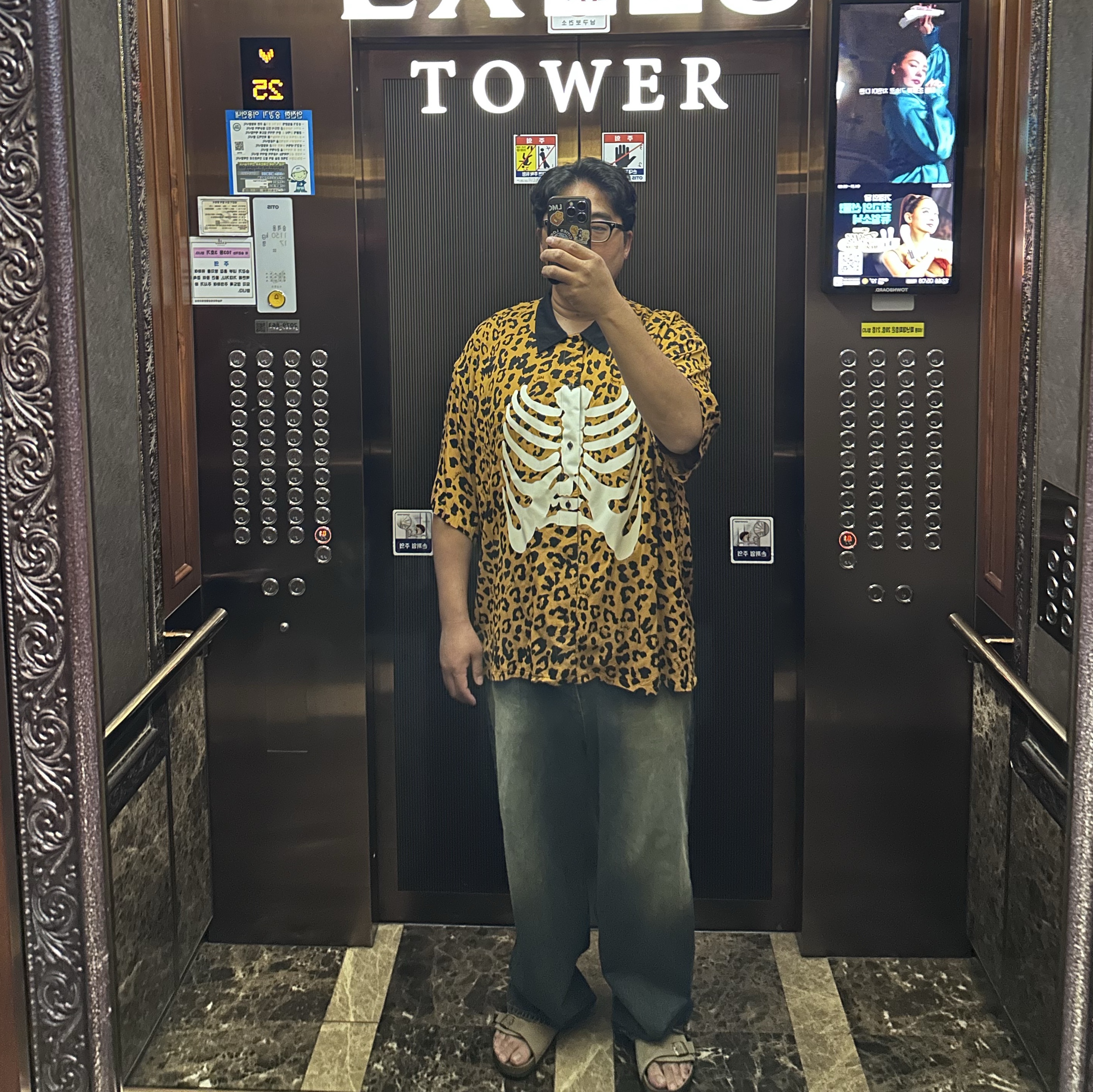 Vans x Mark SBTG Skelleton Short Sleeve Shirt Brown, Undermycar Mu.26 Anti Fxxking Logo Play Brush Washed Wide Jeans Oil Blue 착용 스타일 - 1
