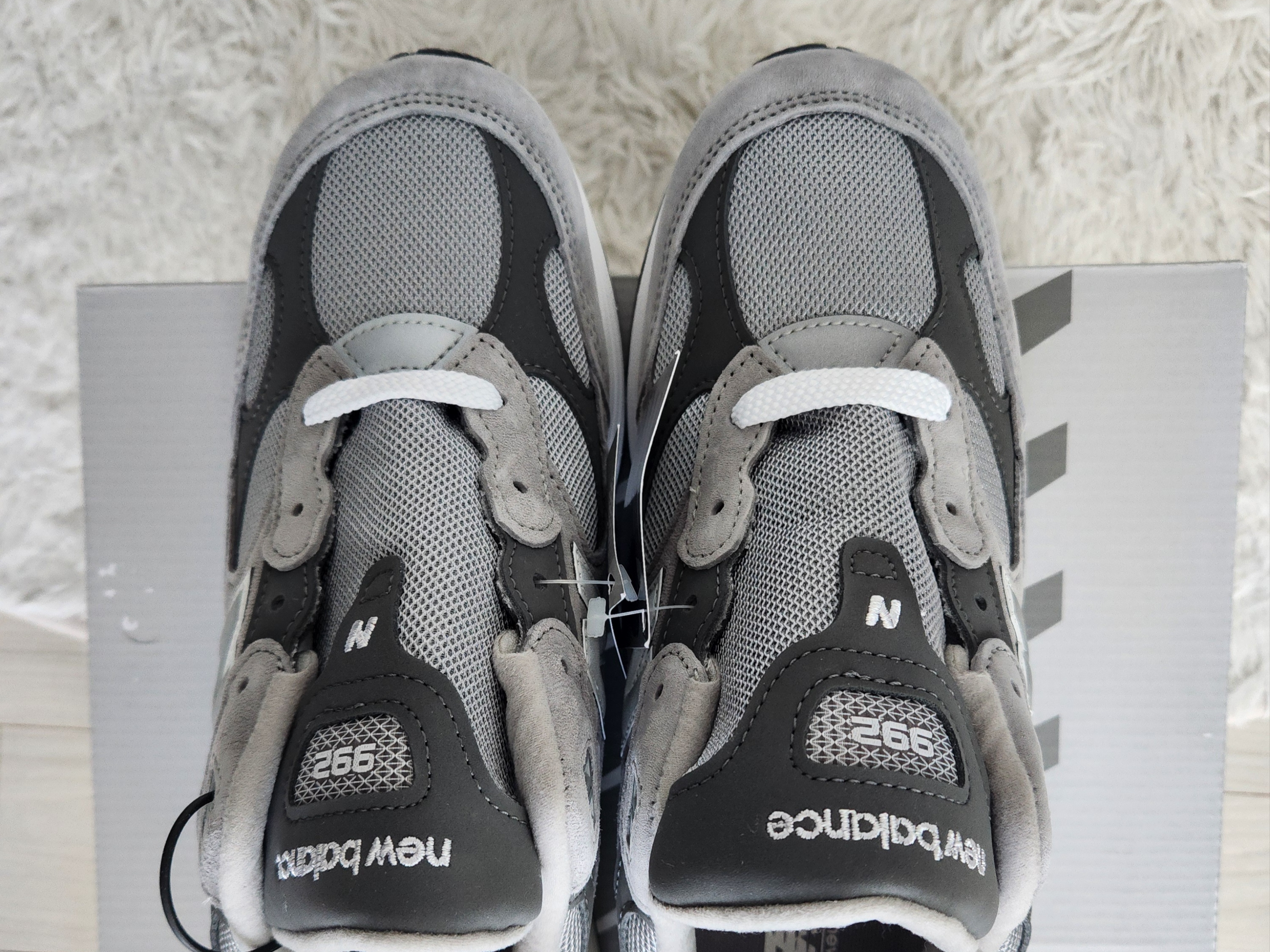 New Balance 992 Made in USA Core Grey Silver Metallic 착용 스타일