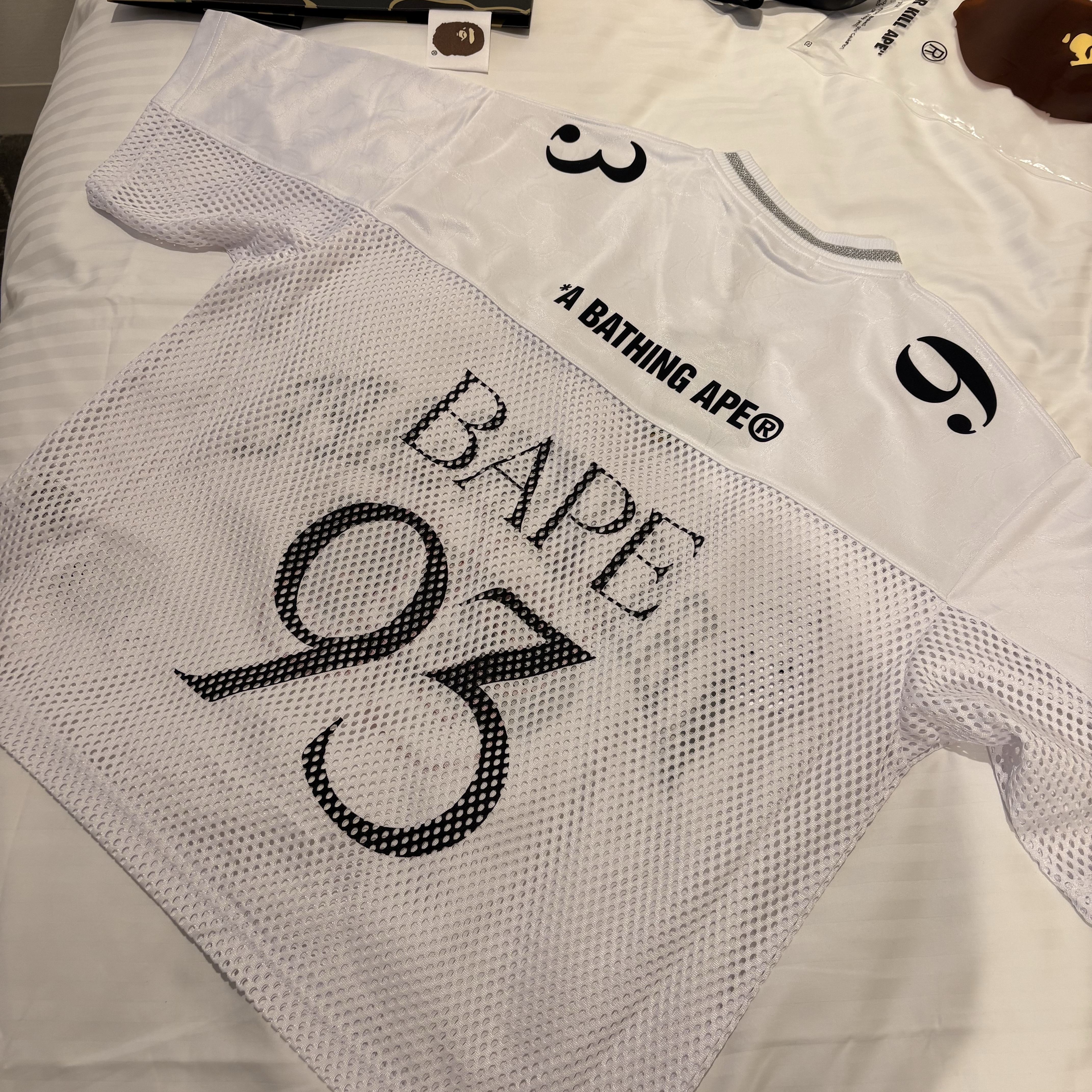 BAPE Line Camo Multi Logo Relaxed Fit Football Jersey White 착용 스타일 - 2