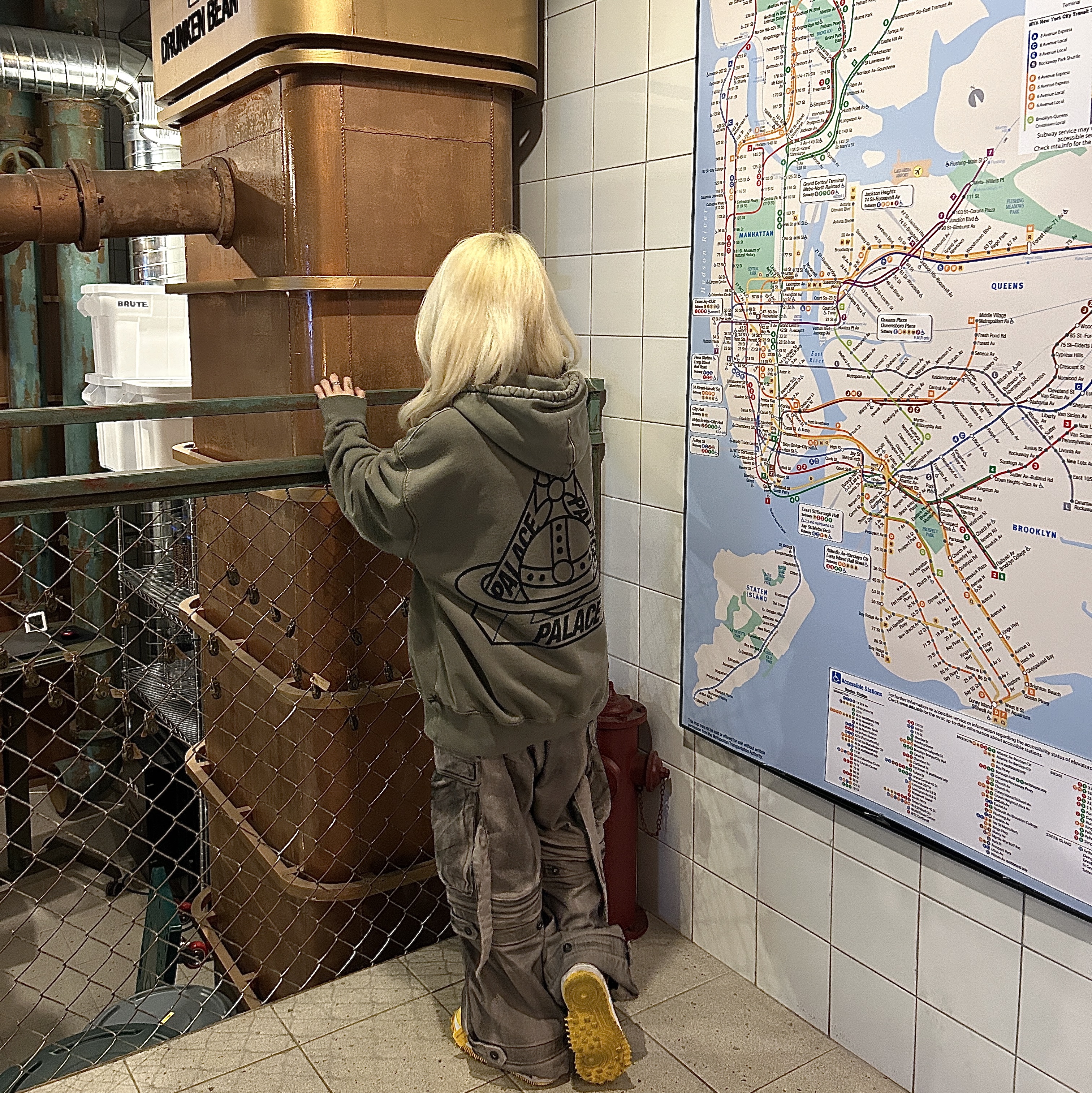 Palace x Vivienne Westwood Hood Olive - 24FW, Nike x Off-White Air Force 1 Mid SP Leather Varsity Maize 착용 스타일 - 1