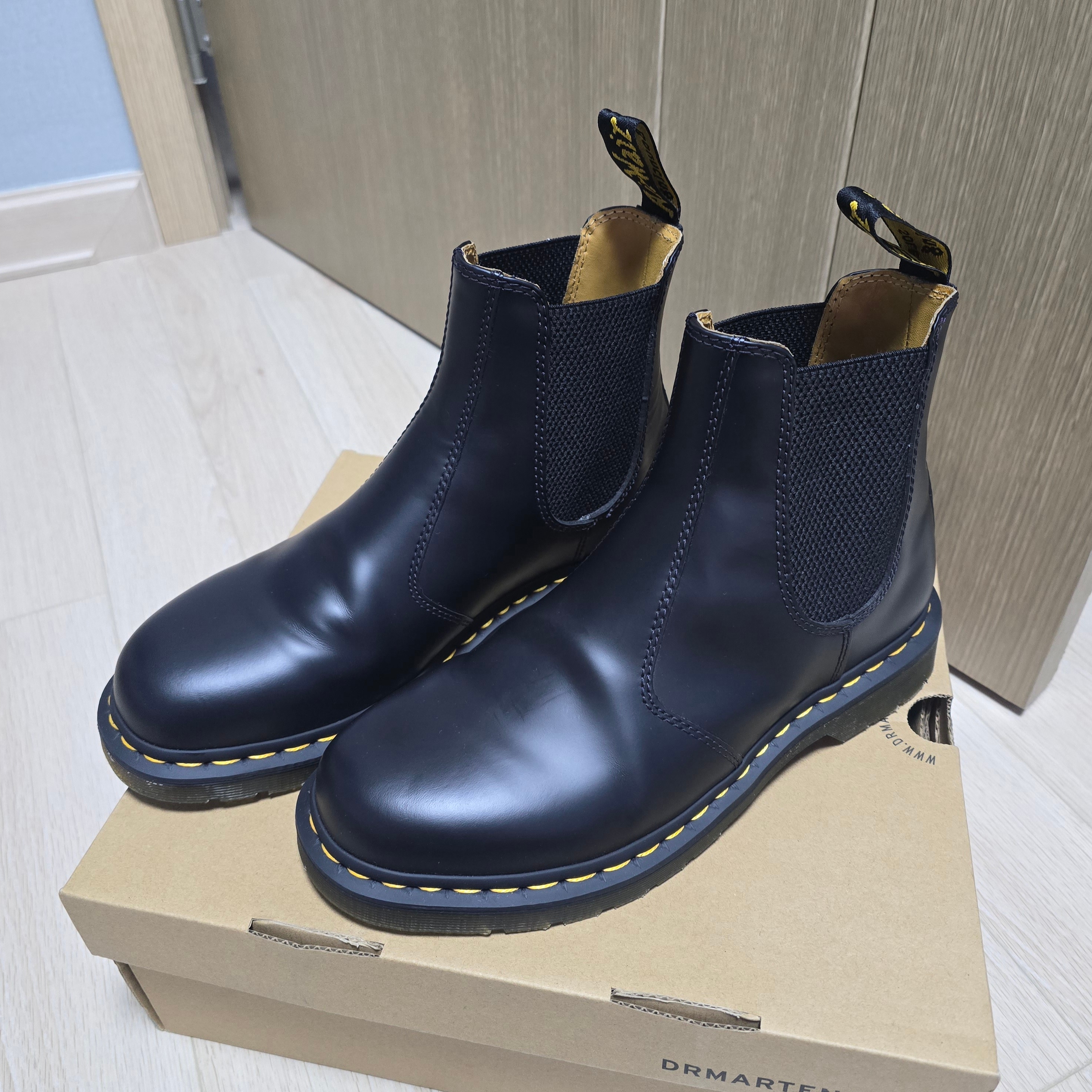 Dr. Martens 2976 Yellow Stitch Smooth Leather Chelsea Boots Black 착용 스타일 - 1