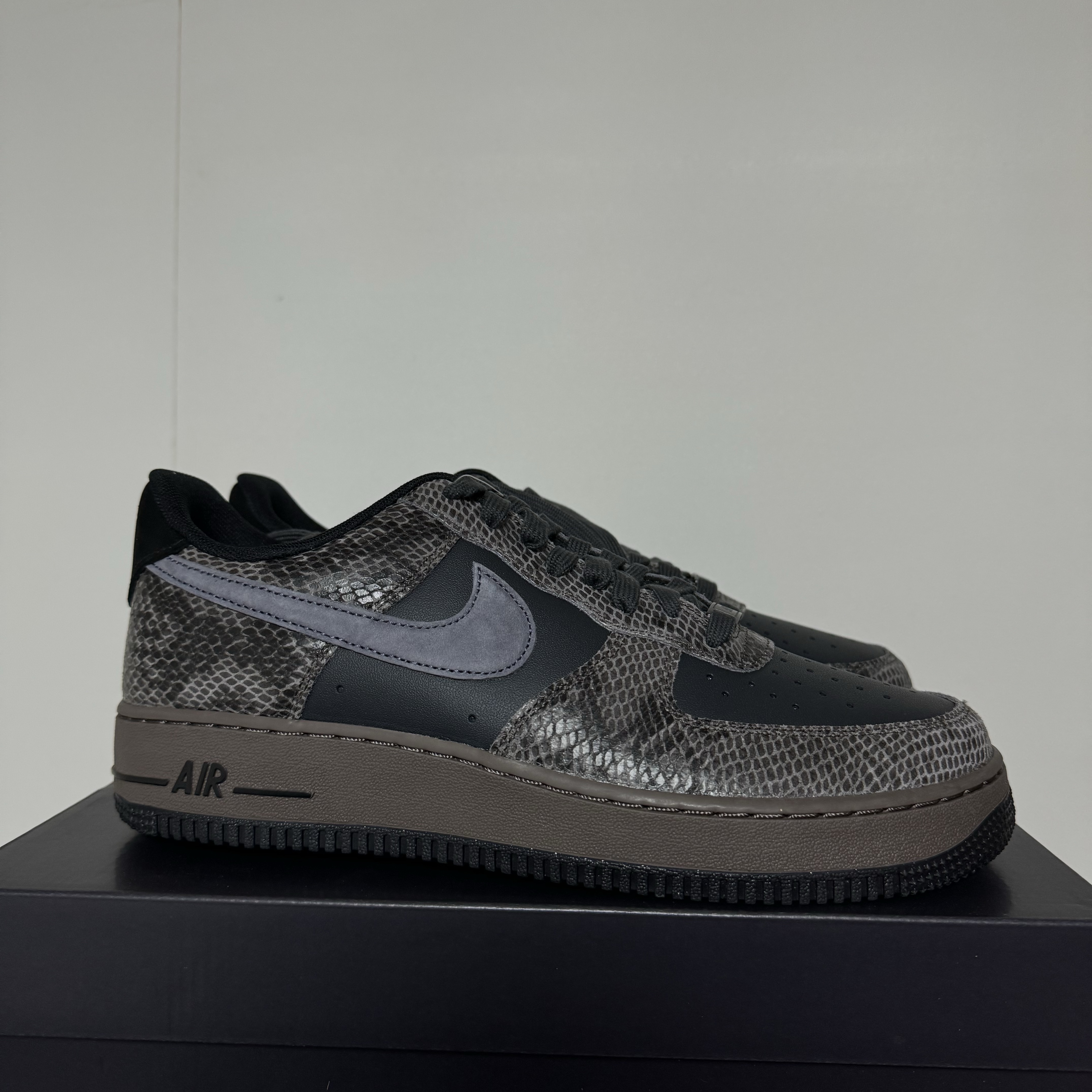 Nike Air Force 1 Low Snakeskin Off Noir Light Carbon 착용 스타일