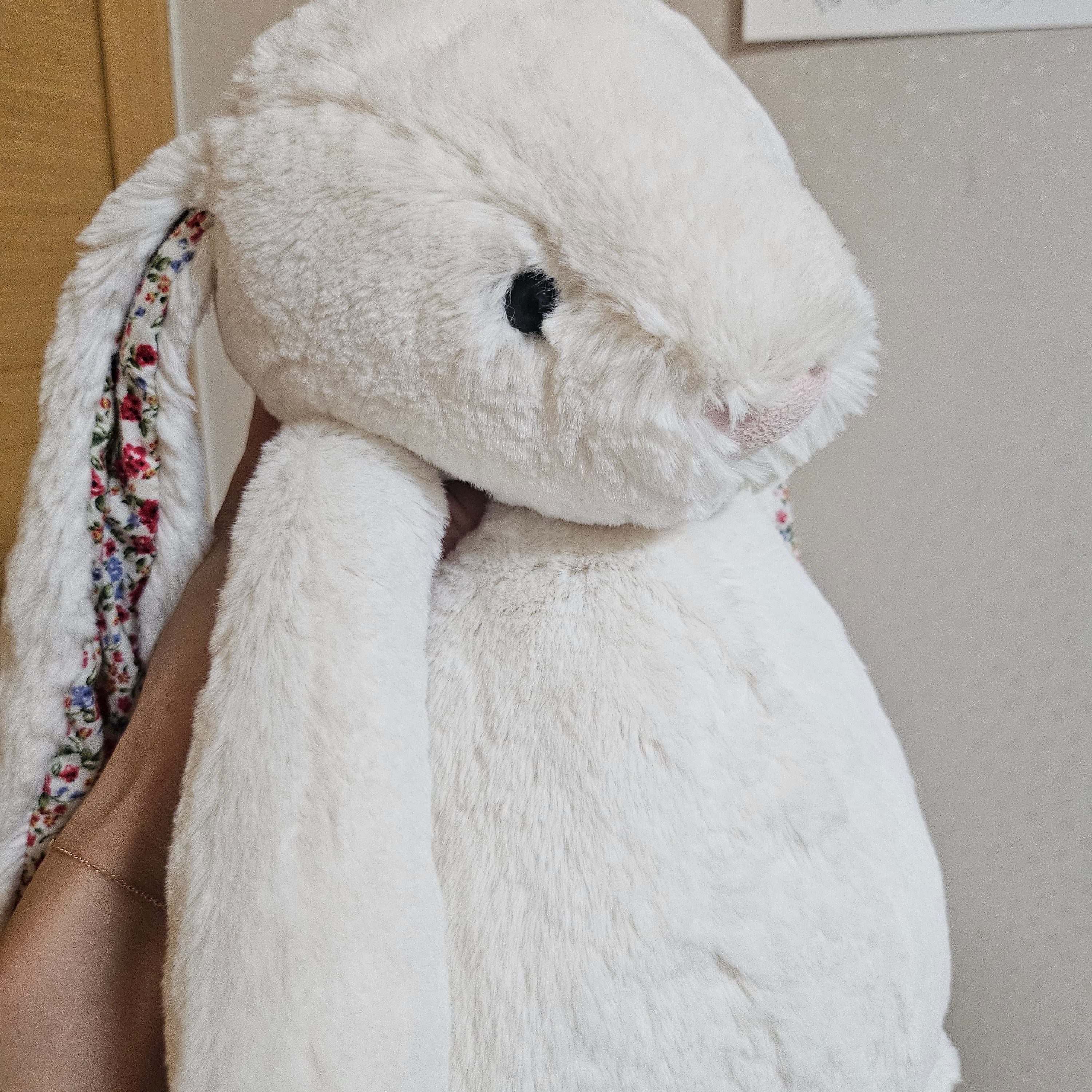 Jellycat Blossom Bunny Large Cream 착용 스타일