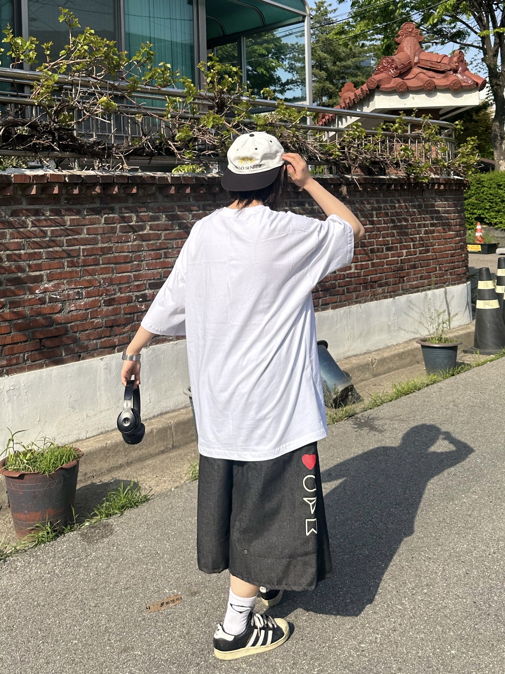 Hello Sunrise  Two Tone Washed OG Logo 6panel Cap Off White & Black, Adidas Superstar Premium Black White 착용 스타일 - 2
