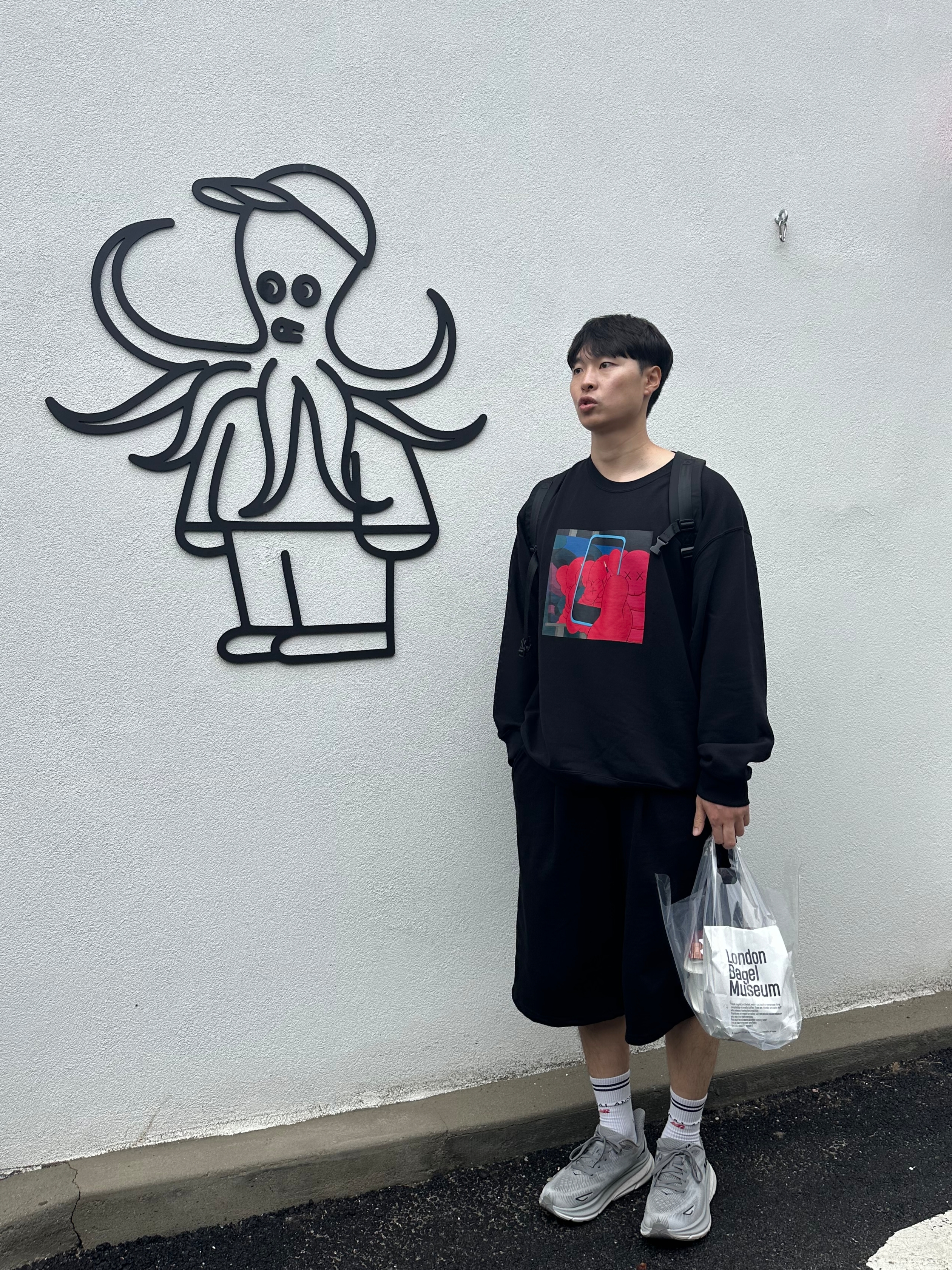 Uniqlo UT x Kaws x Warhol Sweatshirt Black, Hoka Clifton 9 Harbor Mist Black - Wide 착용 스타일 - 1