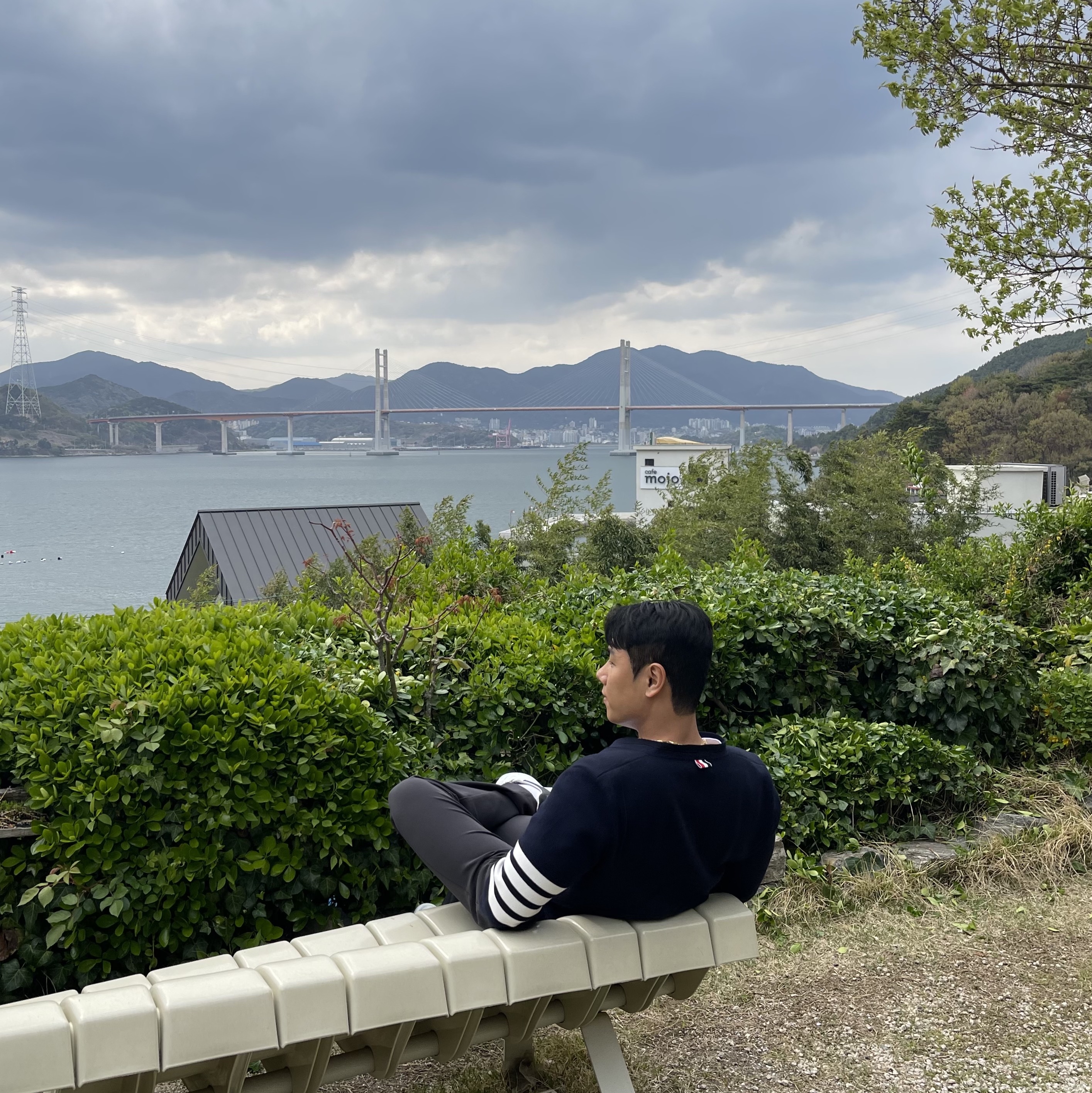 Thom Browne Milano Stitch 4-Bar Cardigan Navy, AMI de Coeur T-Shirt White 착용 스타일