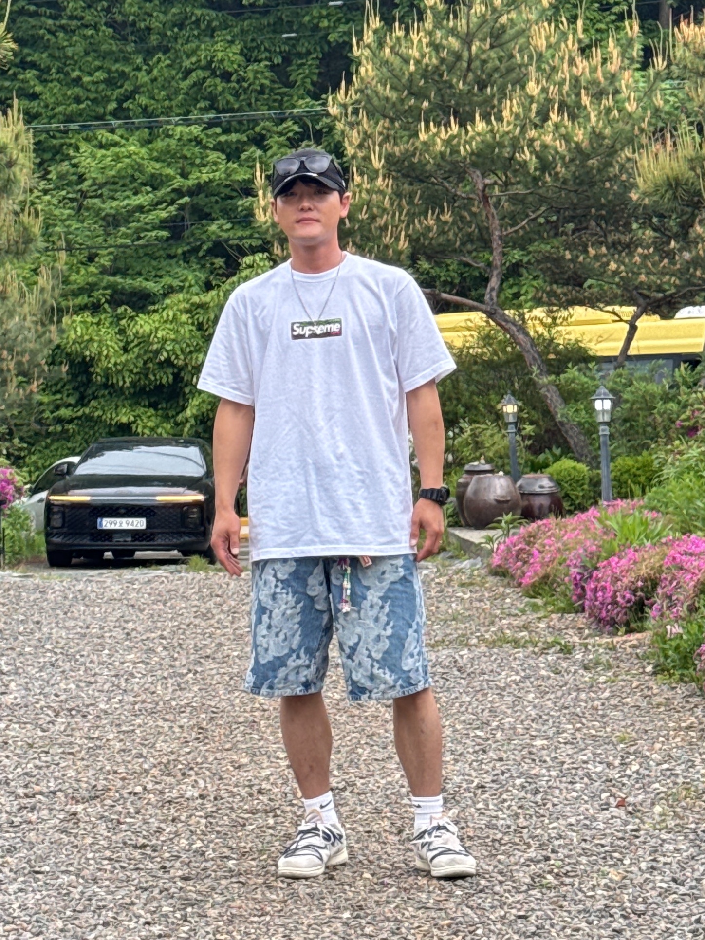 Oakley x Fragment Frogskins Yellow Polished Black Frame Prizm Grey Lenses Low Bridge Fit, Darkr8m Studio x New Era Unstructured Ball Cap Black 착용 스타일 - 5