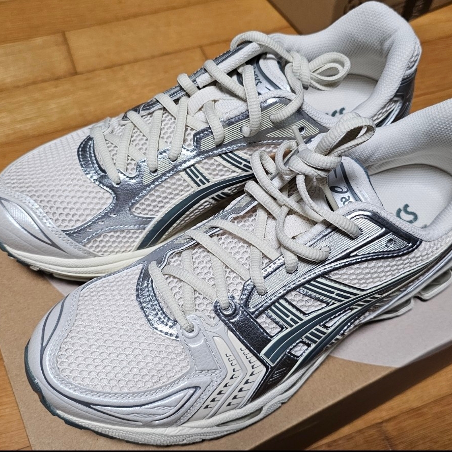 Asics Gel-Kayano 14 Birch Dark Pewter 착용 스타일