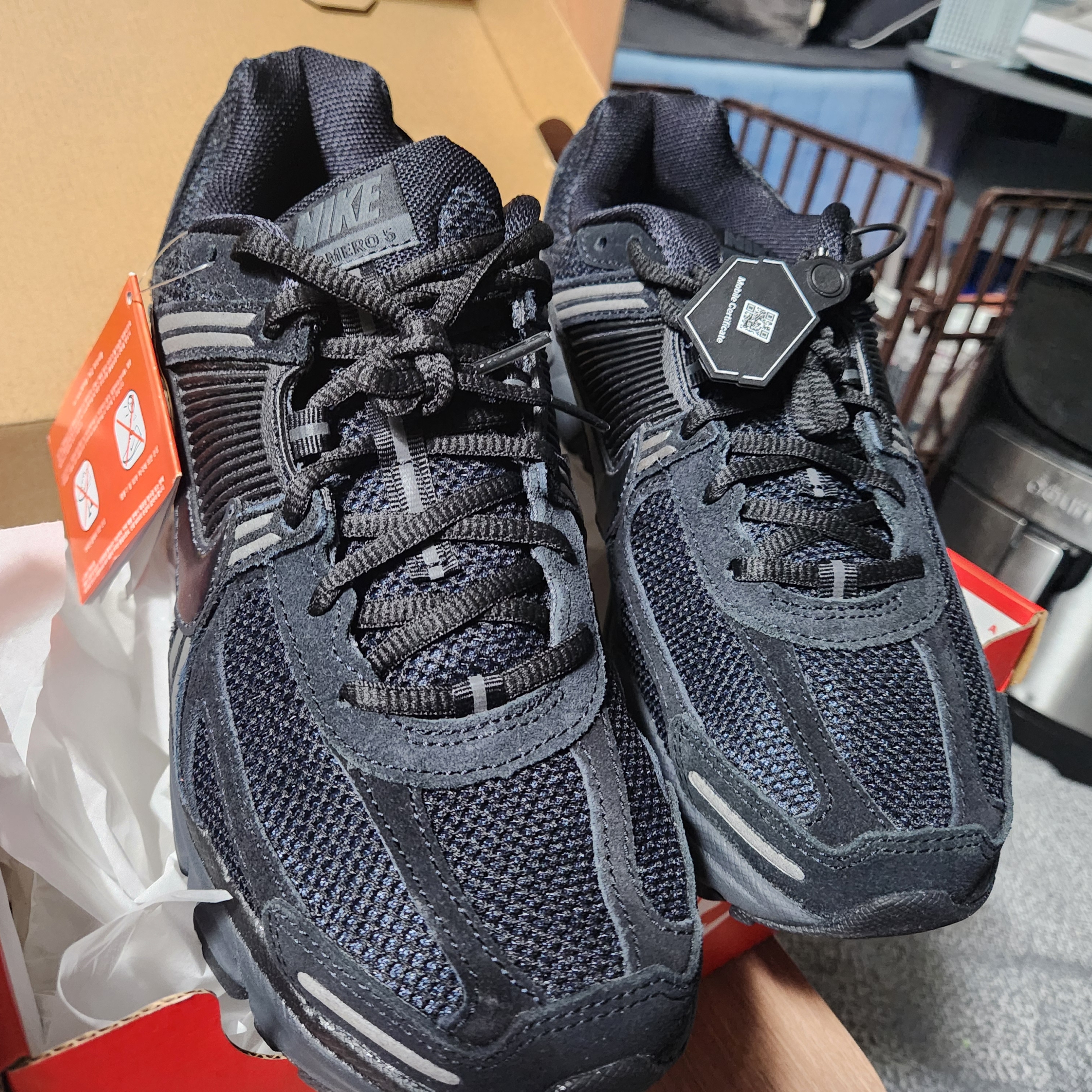 Nike Zoom Vomero 5 Black Anthracite Metallic Dark Grey 착용 스타일 - 1