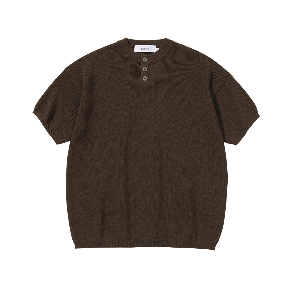 니티드 쿨에버 헨리넥 반팔 니트 브라운(Knitted Coolever Henley Neck Half Sleeve Knit Brown)