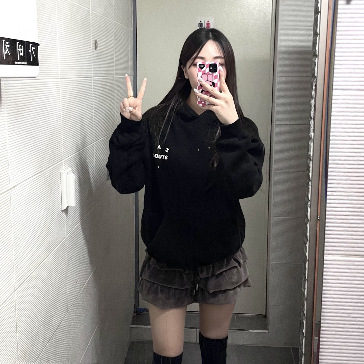 IAB Studio Hoodie Black 착용 스타일